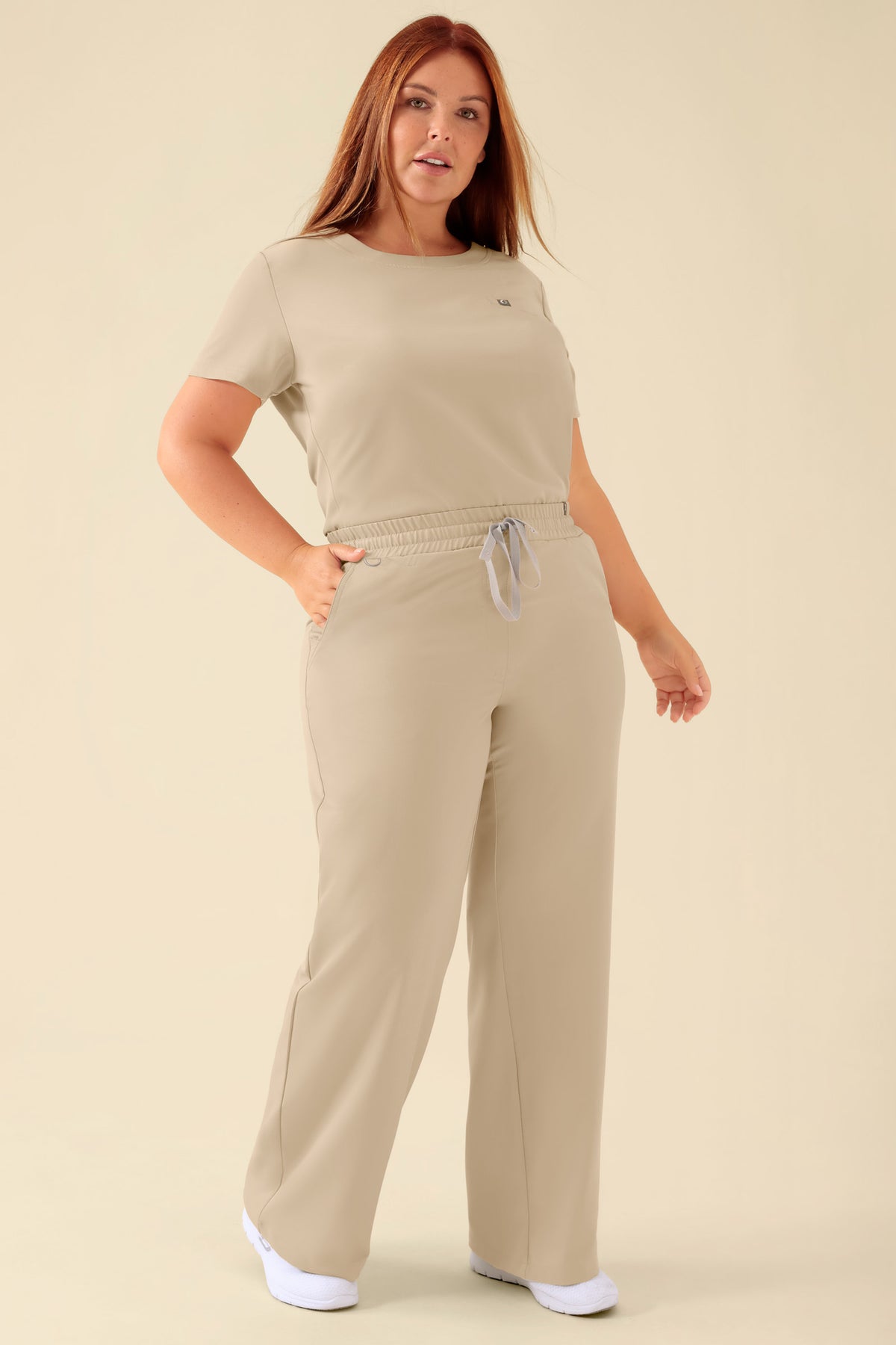 KAERE Hose Damen - weites Bein sand, Vue de face Le mannequin mesure 173 cm et porte la taille XL