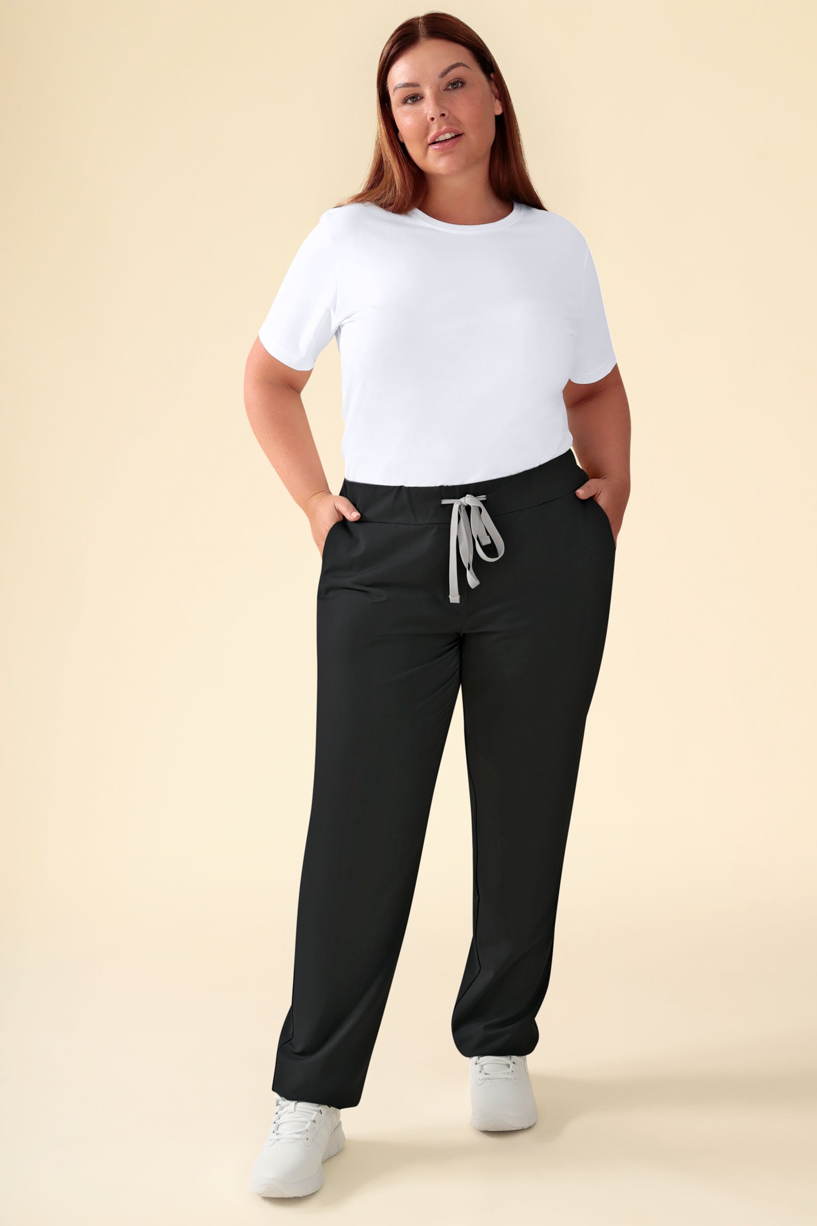 KAERE Hose Damen - gerader Saum ohne Beintaschen schwarz, Vue de face Le mannequin mesure 173 cm et porte la taille XL