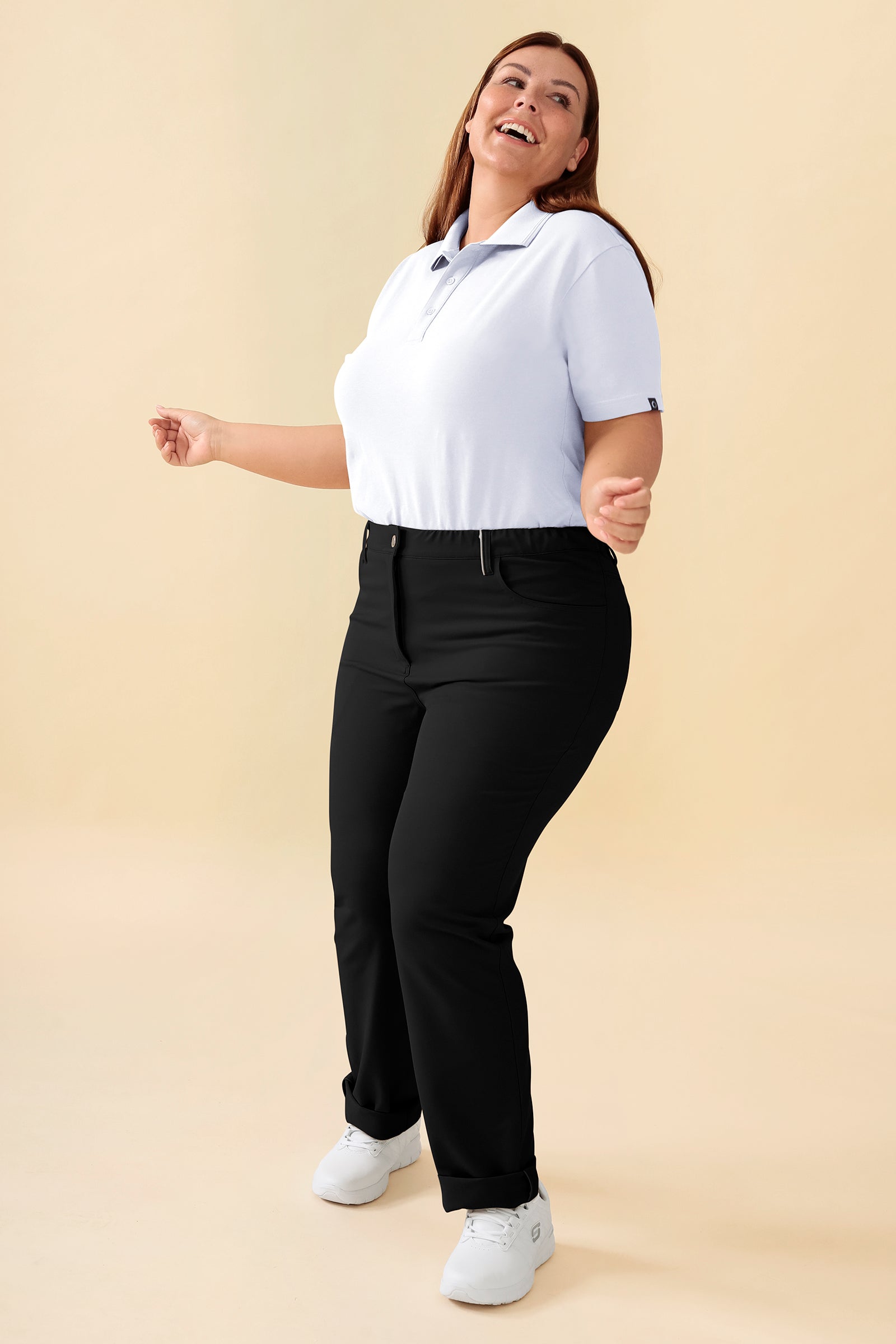KAERE Hose Damen - 5-Pocket schwarz, Vue de face Le mannequin mesure 173 cm et porte la taille XL