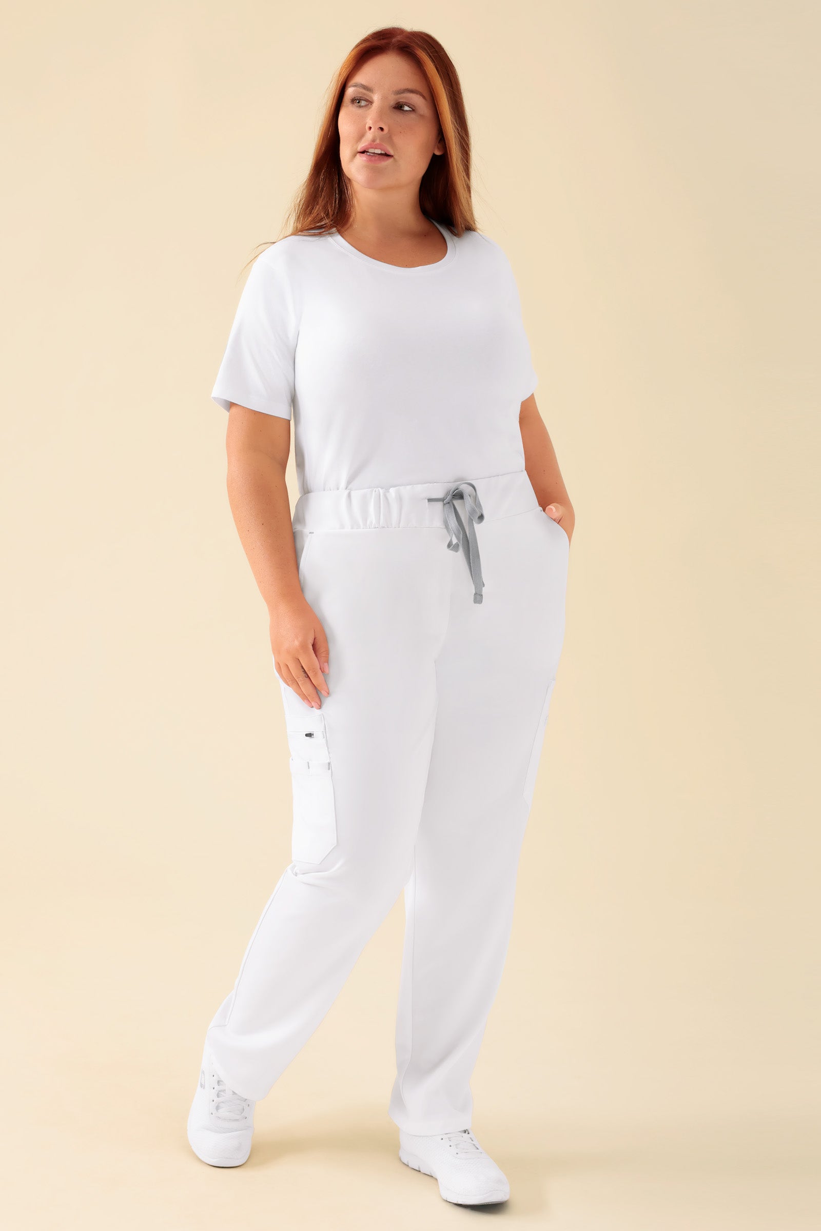 KAERE Hose Damen - gerader Saum mit Beintaschen weiss, Vue de face Le mannequin mesure 173 cm et porte la taille XL