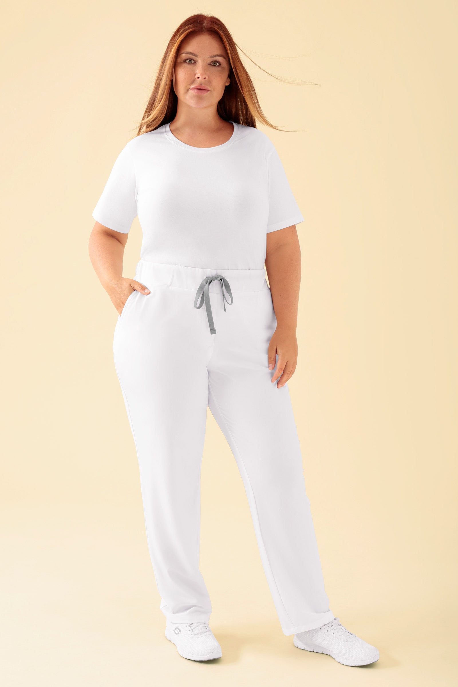 KAERE Hose Damen - gerader Saum ohne Beintaschen weiss, Vorderansicht Das Model ist 173 cm groß und trägt Grösse XL