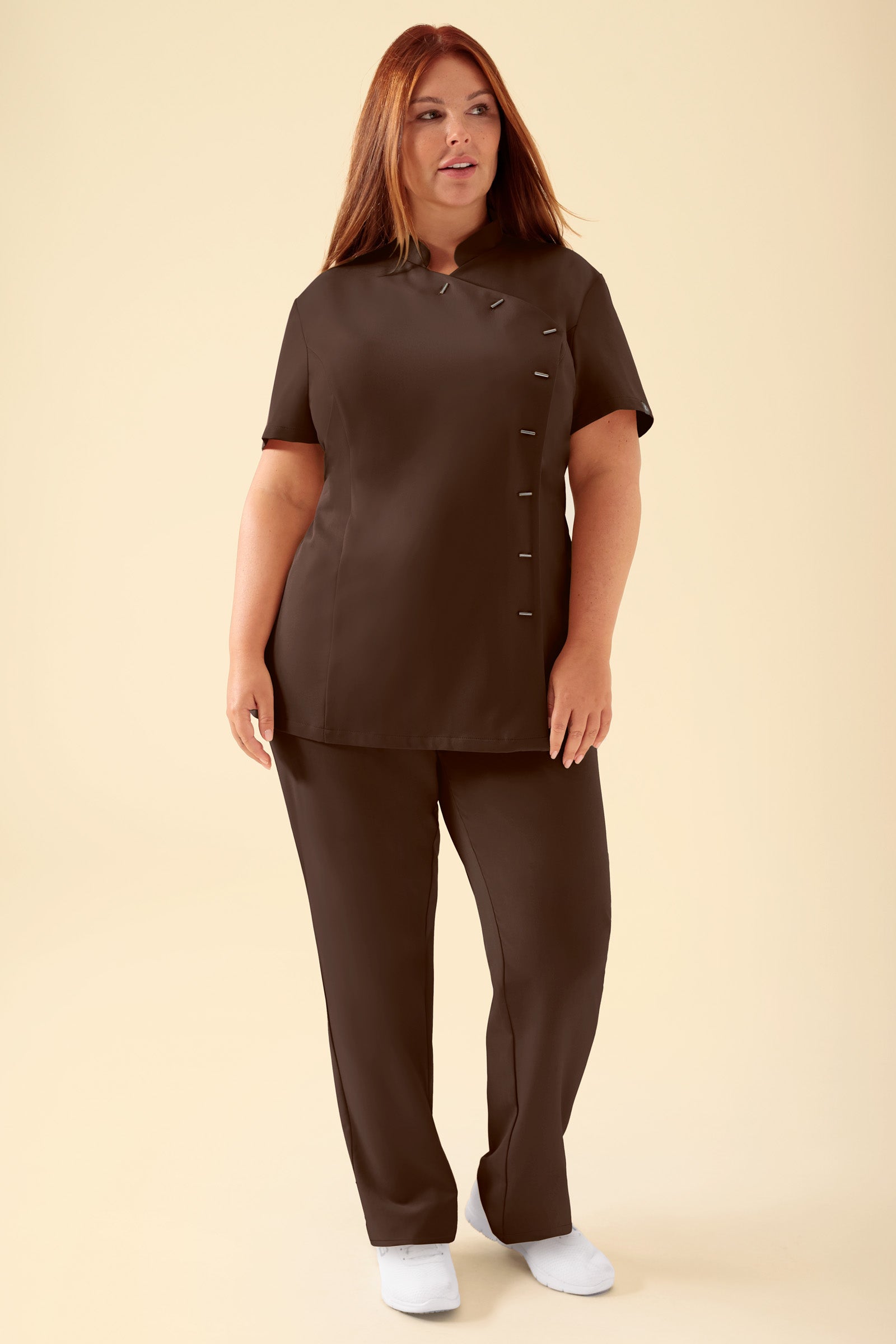 KAERE Kasack Damen - asymmetrische Knopfleiste coffee, Vorderansicht Das Model ist 173 cm groß und trägt Grösse XL