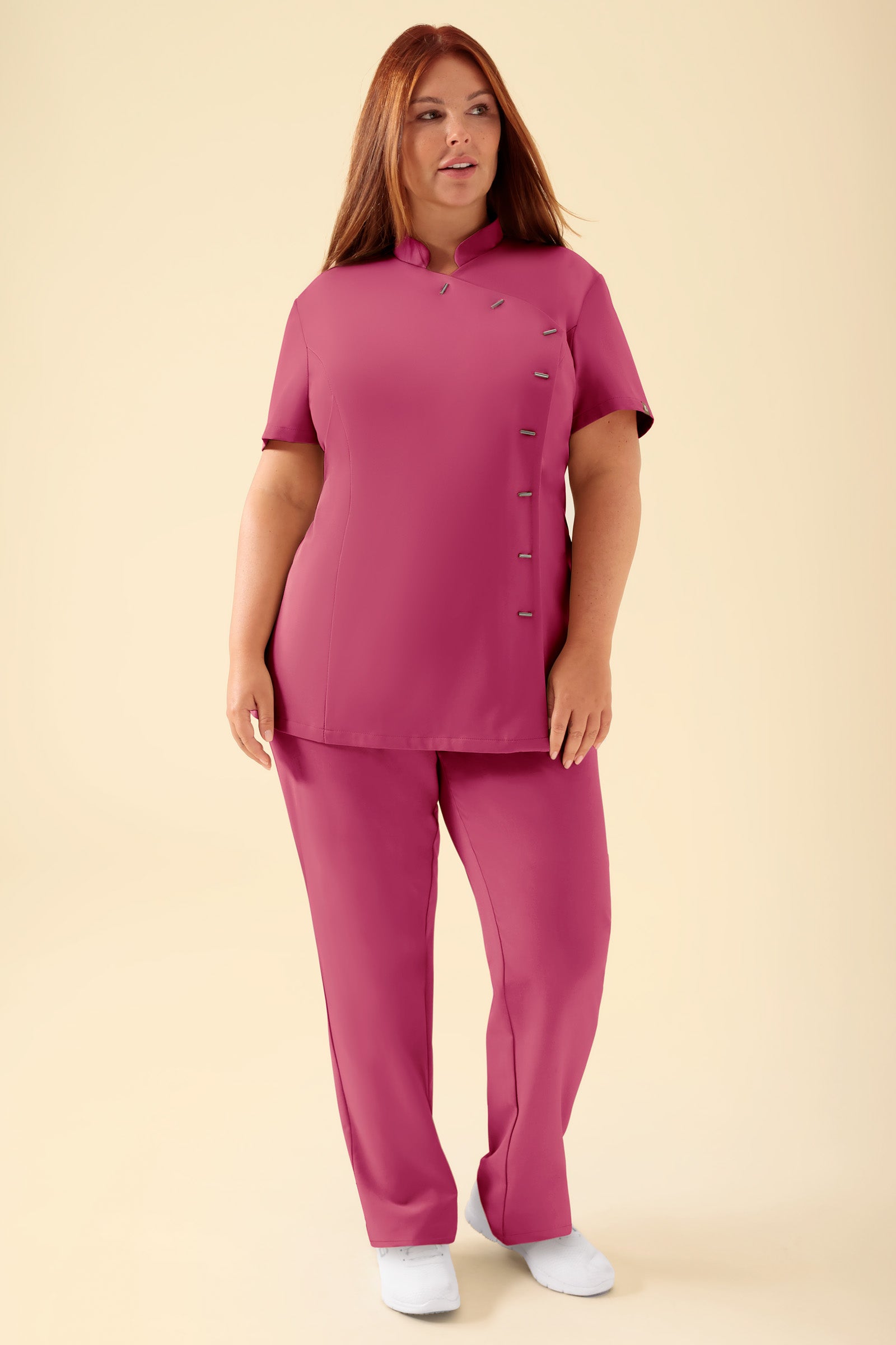 KAERE Kasack Damen - asymmetrische Knopfleiste rosenholz, Vorderansicht Das Model ist 173 cm groß und trägt Grösse XL