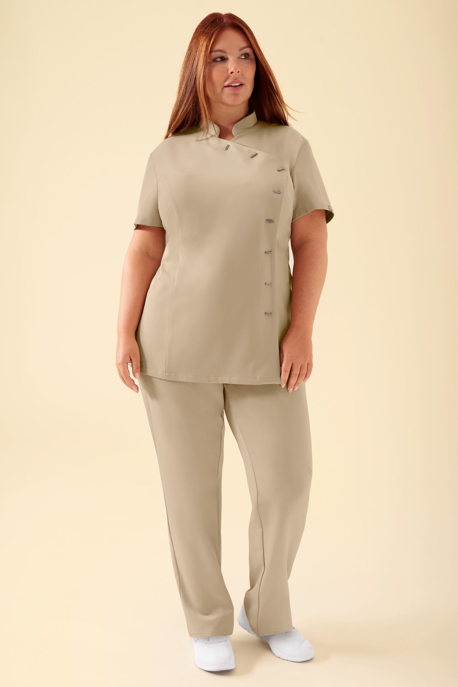 KAERE Kasack Damen - asymmetrische Knopfleiste sand, Vorderansicht Das Model ist 173 cm groß und trägt Grösse XL