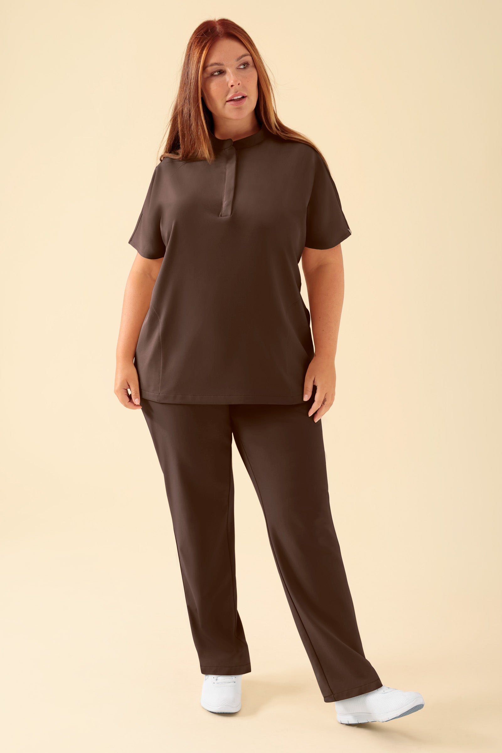KAERE Schlupfkasack Damen - Stehkragen coffee, Vorderansicht Das Model ist 173 cm groß und trägt Grösse XL