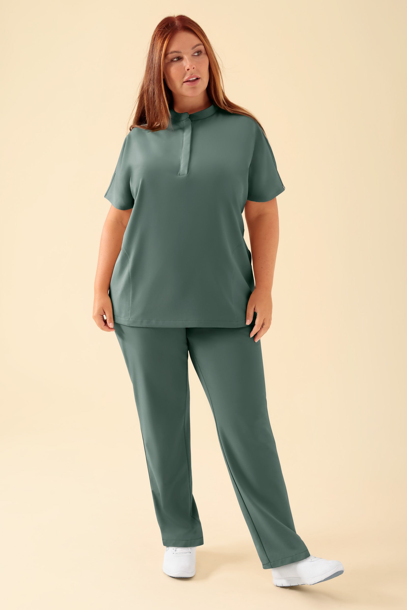 KAERE Schlupfkasack Damen - Stehkragen dunkelgrün, Vue de face Le mannequin mesure 173 cm et porte la taille XL