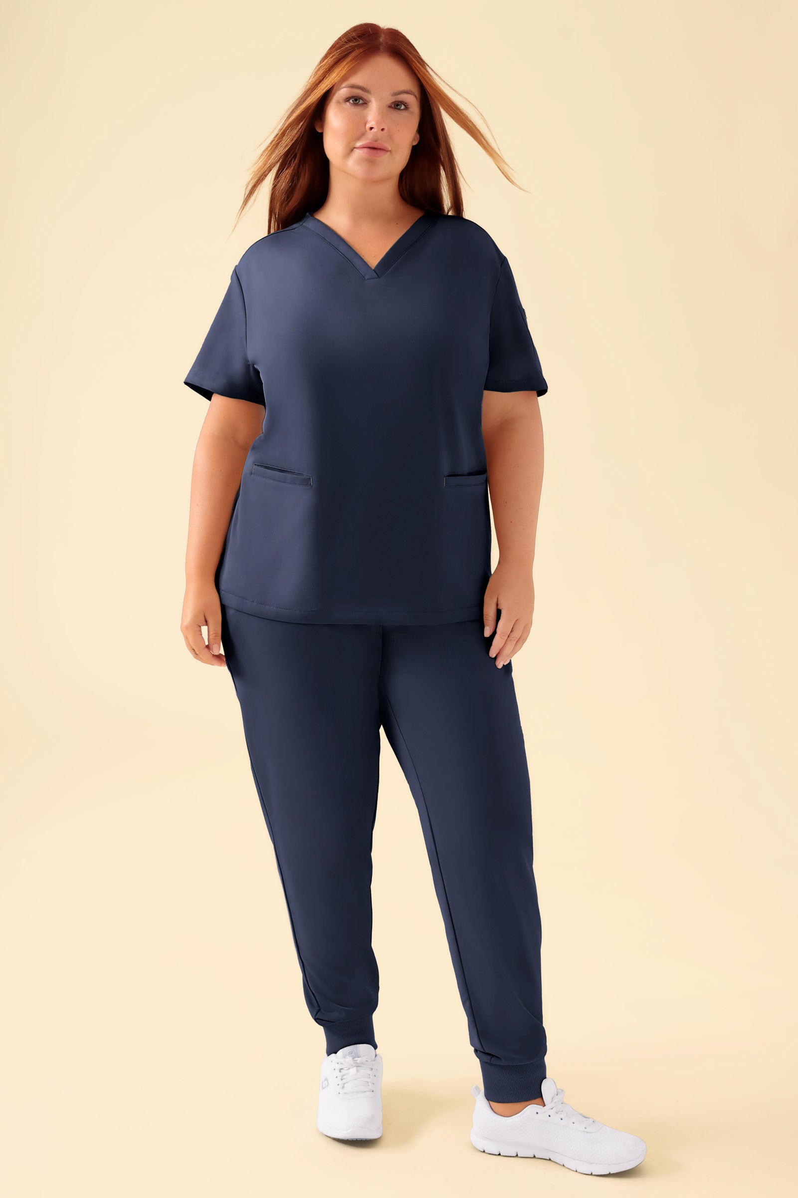 KAERE Schlupfkasack Damen - V-Ausschnitt navy, Vorderansicht Das Model ist 173 cm groß und trägt Grösse XL