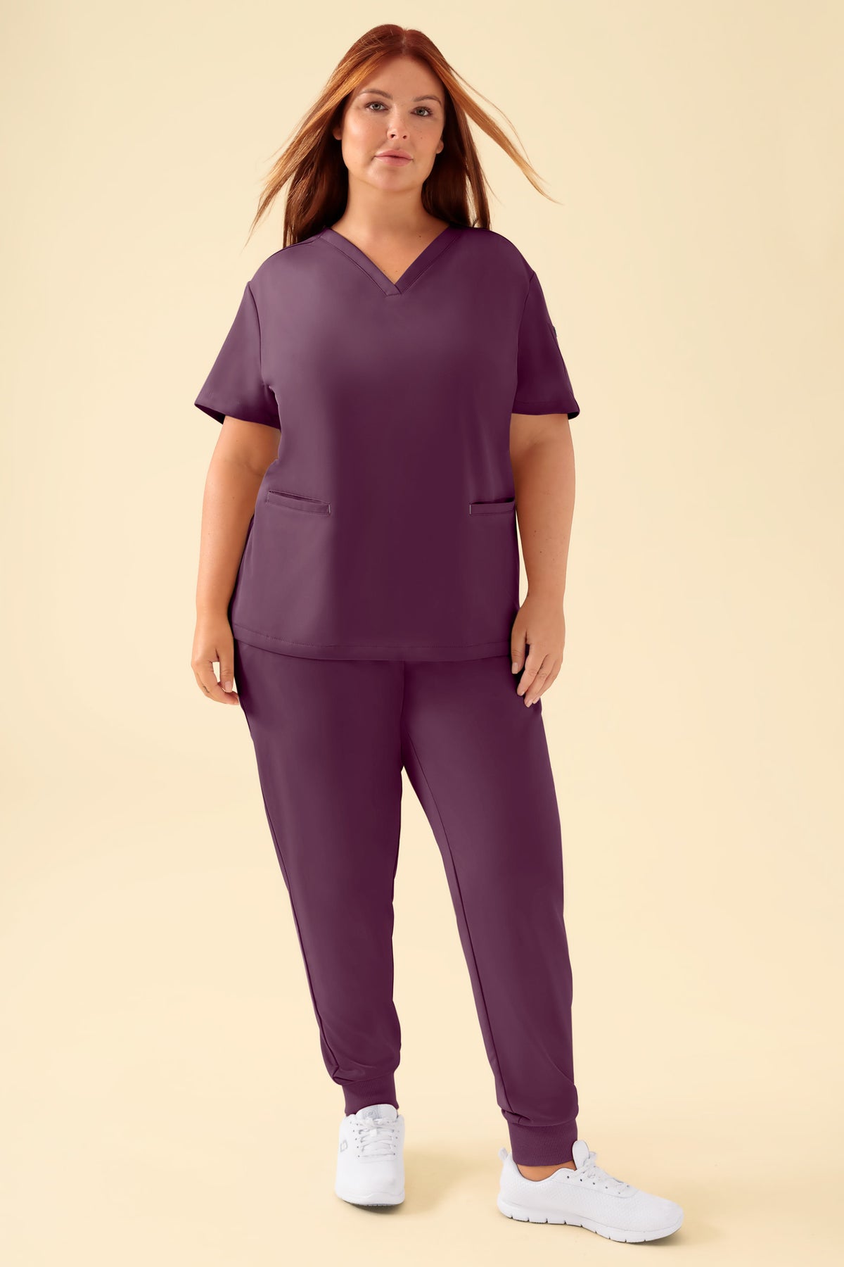 KAERE Schlupfkasack Damen - V-Ausschnitt pflaume, Vorderansicht Das Model ist 173 cm groß und trägt Grösse XL