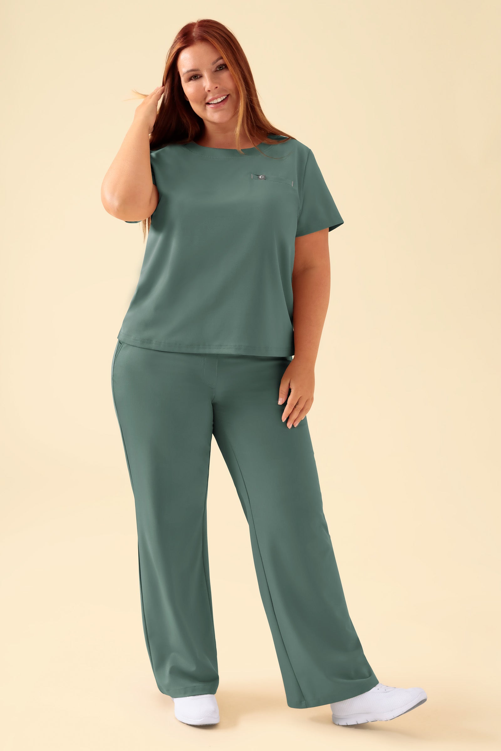 KAERE Shirt Damen - Rundhalsausschnitt dunkelgrün, Vorderansicht Das Model ist 173 cm groß und trägt Grösse XL
