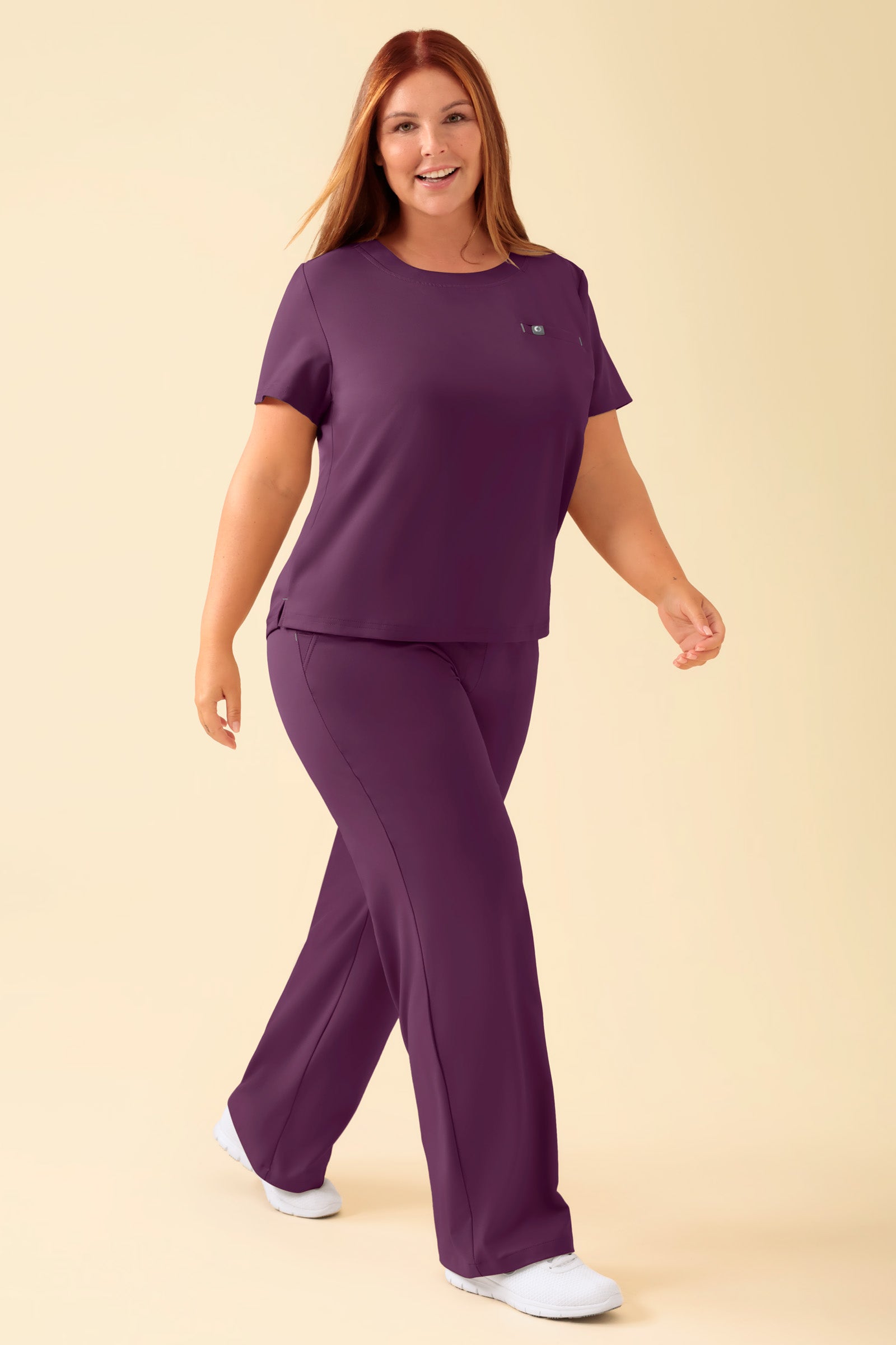 KAERE Shirt Damen - Rundhalsausschnitt pflaume, Vorderansicht Das Model ist 173 cm groß und trägt Grösse XL