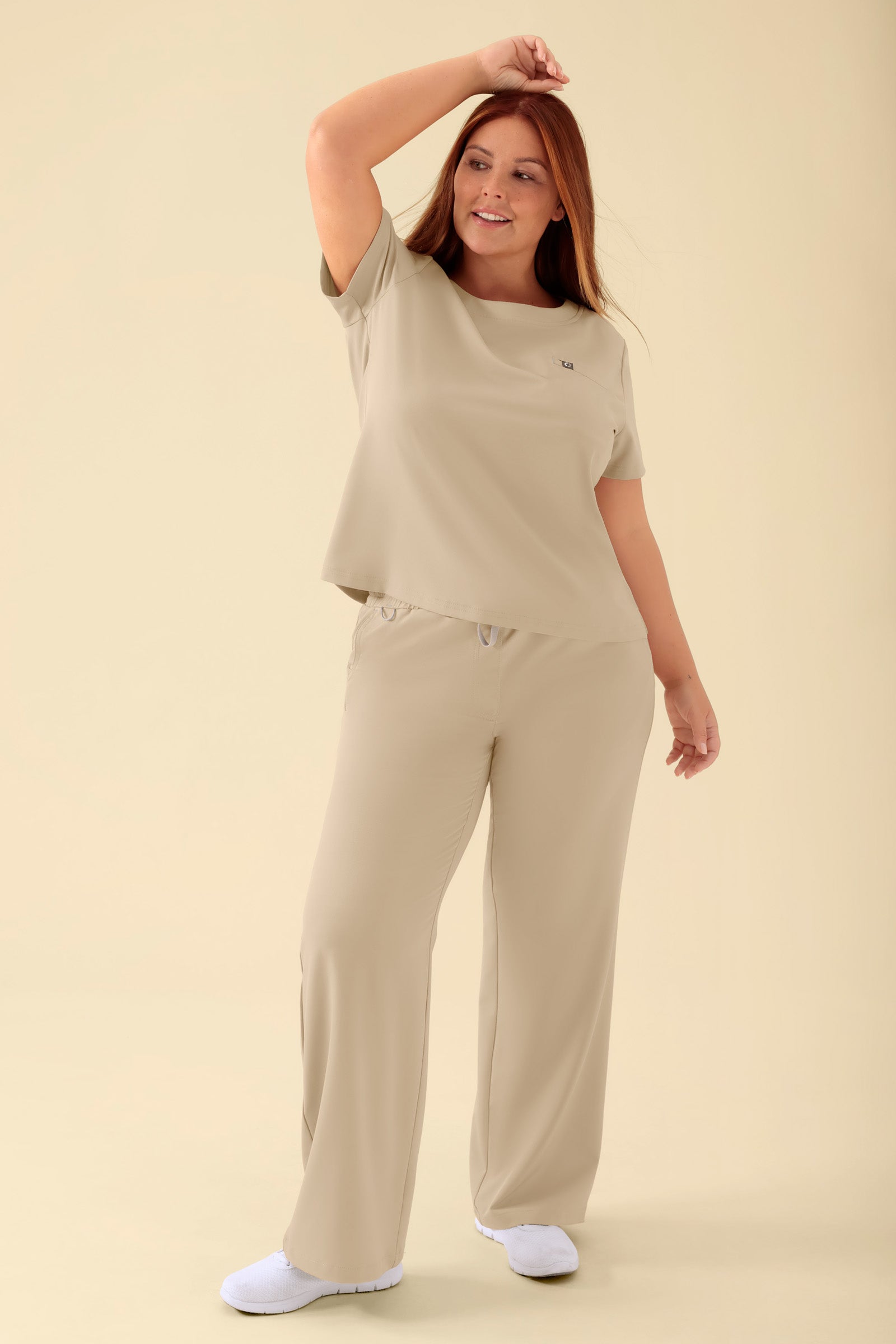 KAERE Shirt Damen - Rundhalsausschnitt sand, Vorderansicht Das Model ist 173 cm groß und trägt Grösse XL
