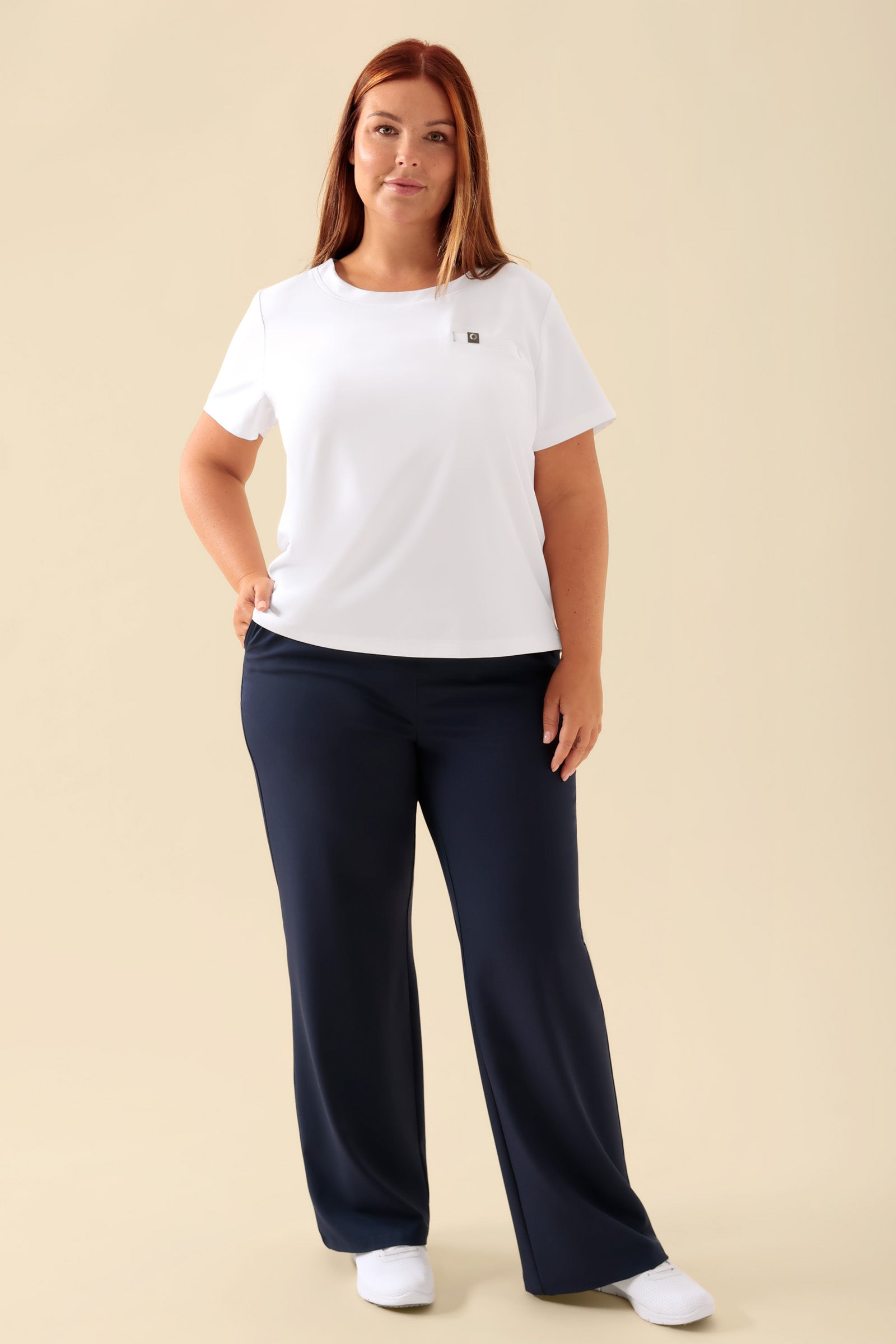 KAERE Shirt Damen - Rundhalsausschnitt weiss, Vue de face Le mannequin mesure 173 cm et porte la taille XL