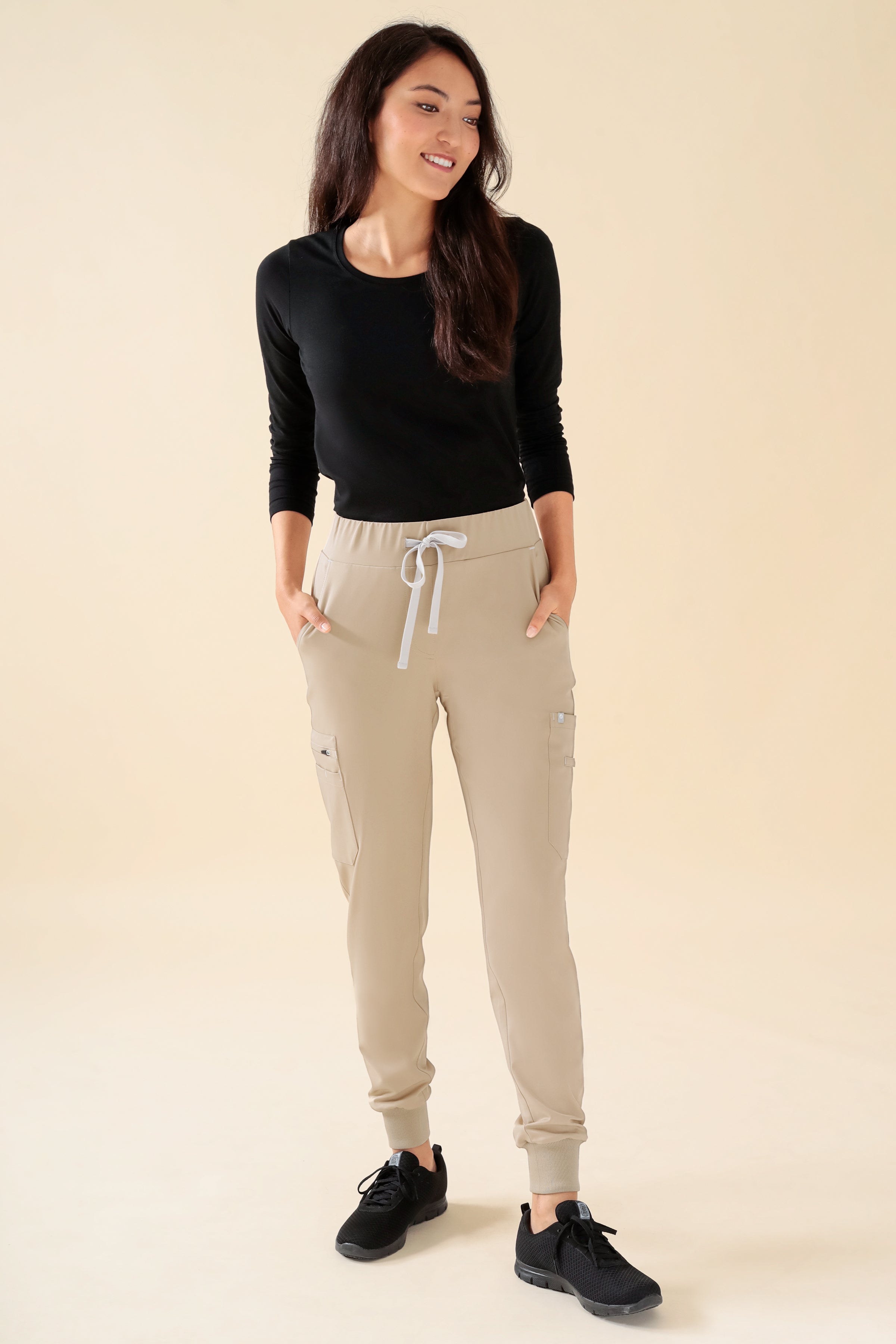 KAERE Hose Damen - Saumbündchen mit Beintaschen sand, Vorderansicht Das Model ist 175 cm groß und trägt Grösse S