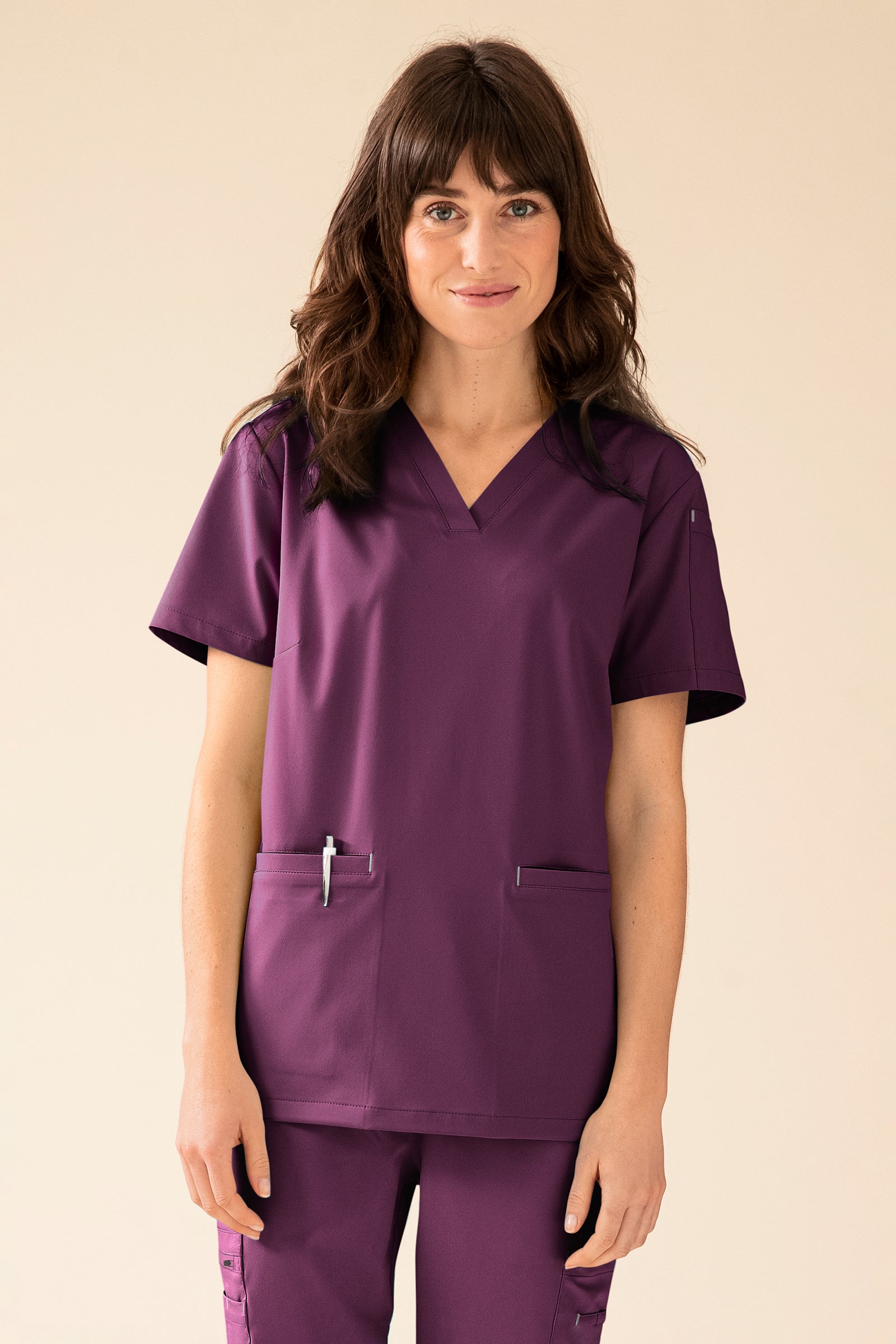 KAERE Schlupfkasack Damen - V-Ausschnitt pflaume, Vue de face Le mannequin mesure 175 cm et porte la taille S