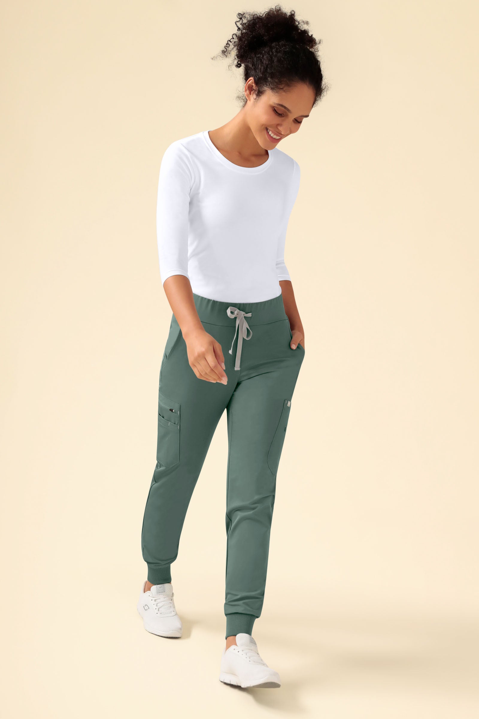 KAERE Hose Damen - Saumbündchen mit Beintaschen dunkelgrün, Vorderansicht Das Model ist 176 cm groß und trägt Grösse S