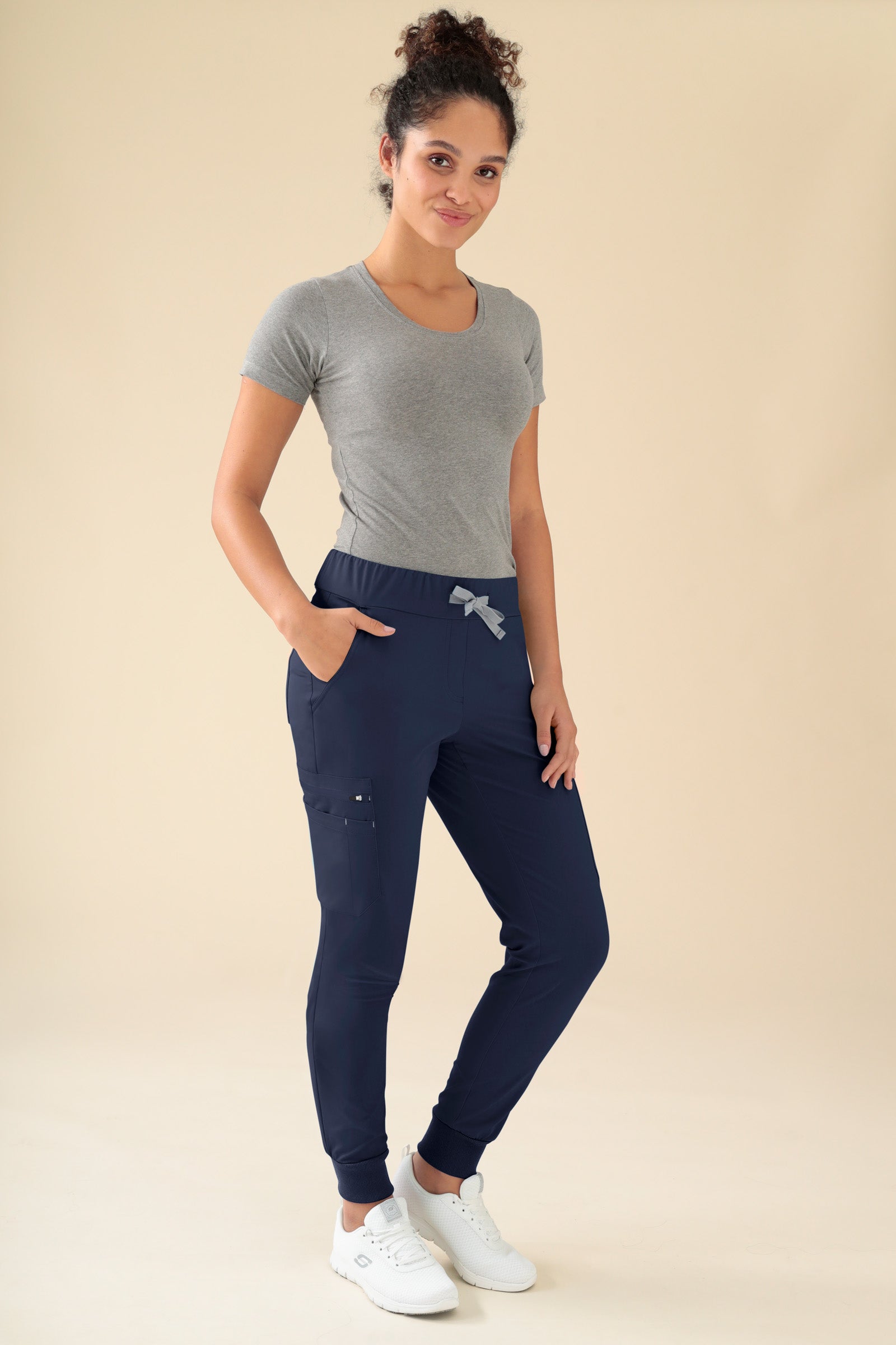 KAERE Hose Damen - Saumbündchen mit Beintaschen navy, Vorderansicht Das Model ist 176 cm groß und trägt Grösse S