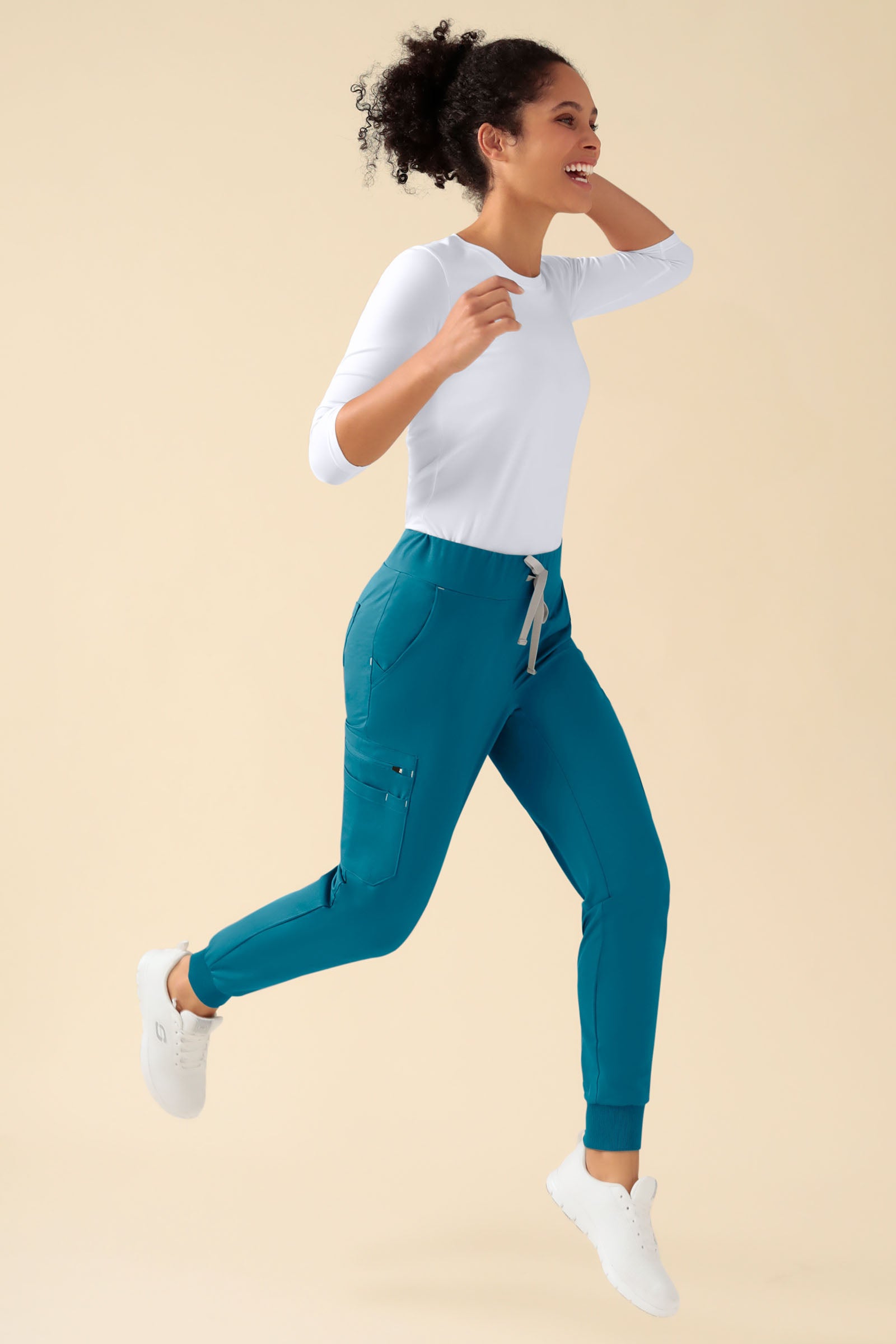 KAERE Hose Damen - Saumbündchen mit Beintaschen petrol, Vorderansicht Das Model ist 176 cm groß und trägt Grösse S