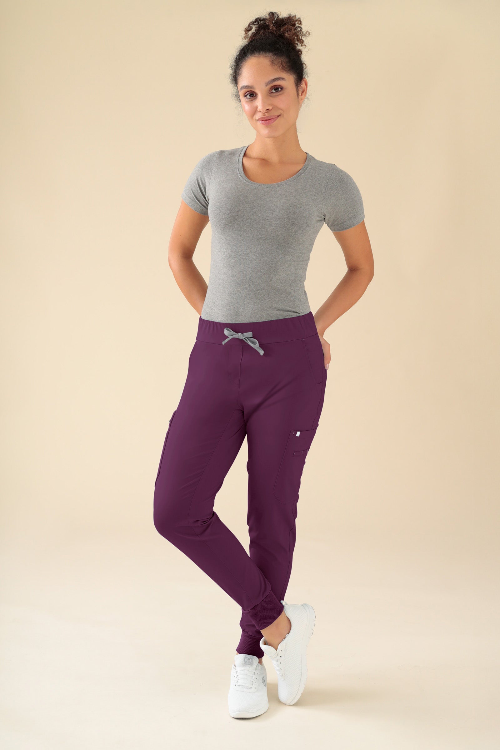 KAERE Hose Damen - Saumbündchen mit Beintaschen pflaume, Vorderansicht Das Model ist 176 cm groß und trägt Grösse S