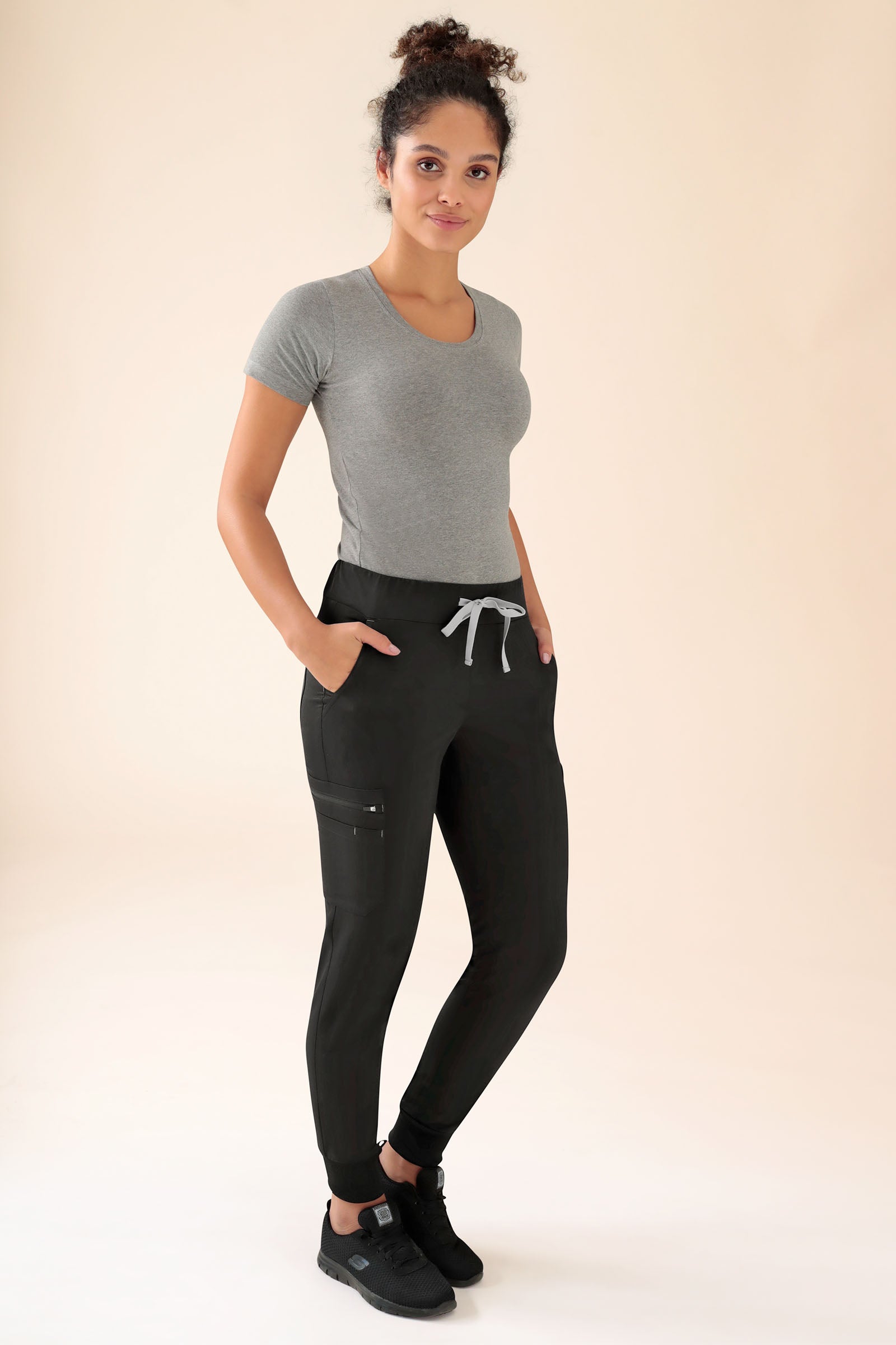 KAERE Hose Damen - Saumbündchen mit Beintaschen schwarz, Vorderansicht Das Model ist 176 cm groß und trägt Grösse S