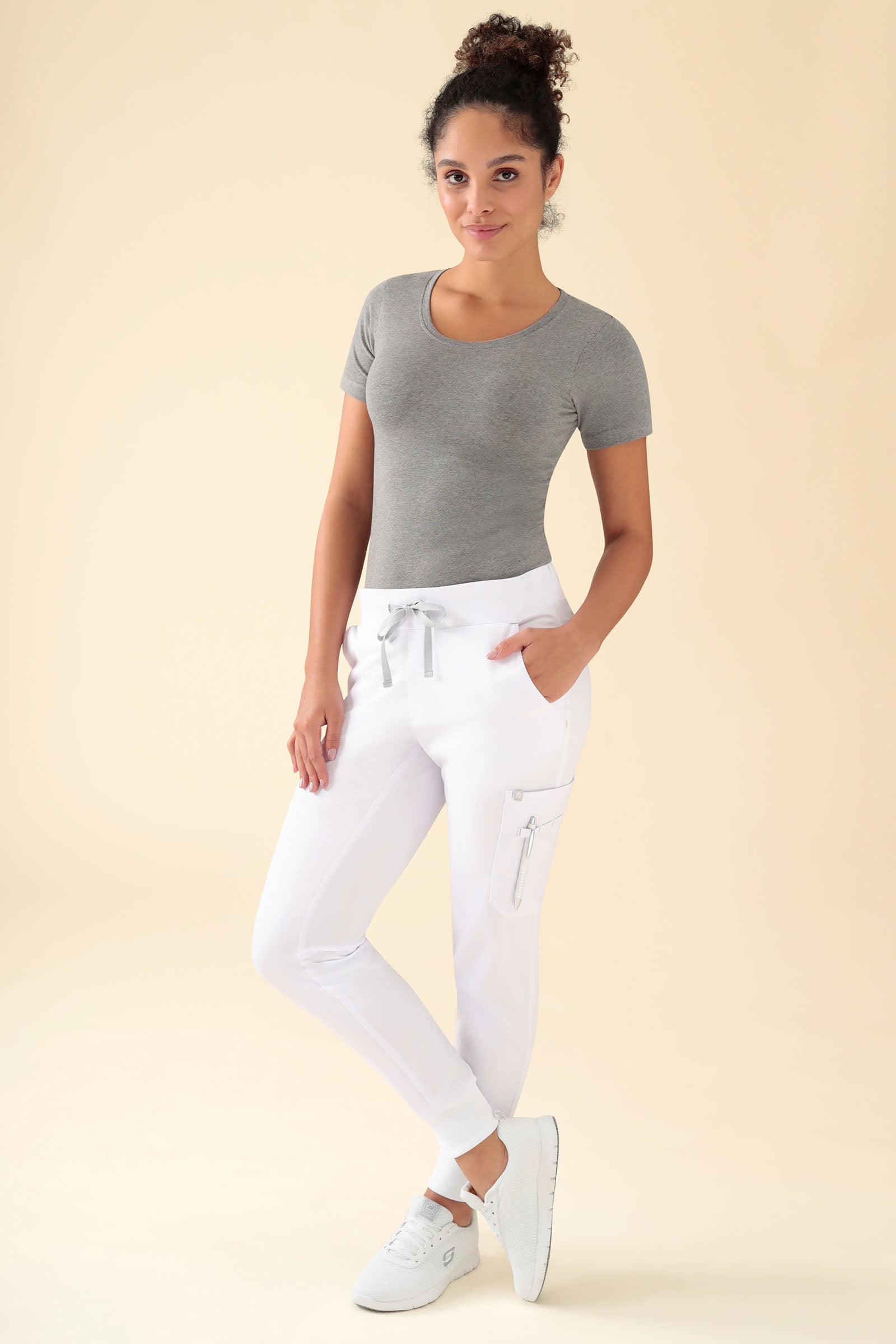 KAERE Hose Damen - Saumbündchen mit Beintaschen weiss, Vorderansicht Das Model ist 176 cm groß und trägt Grösse S