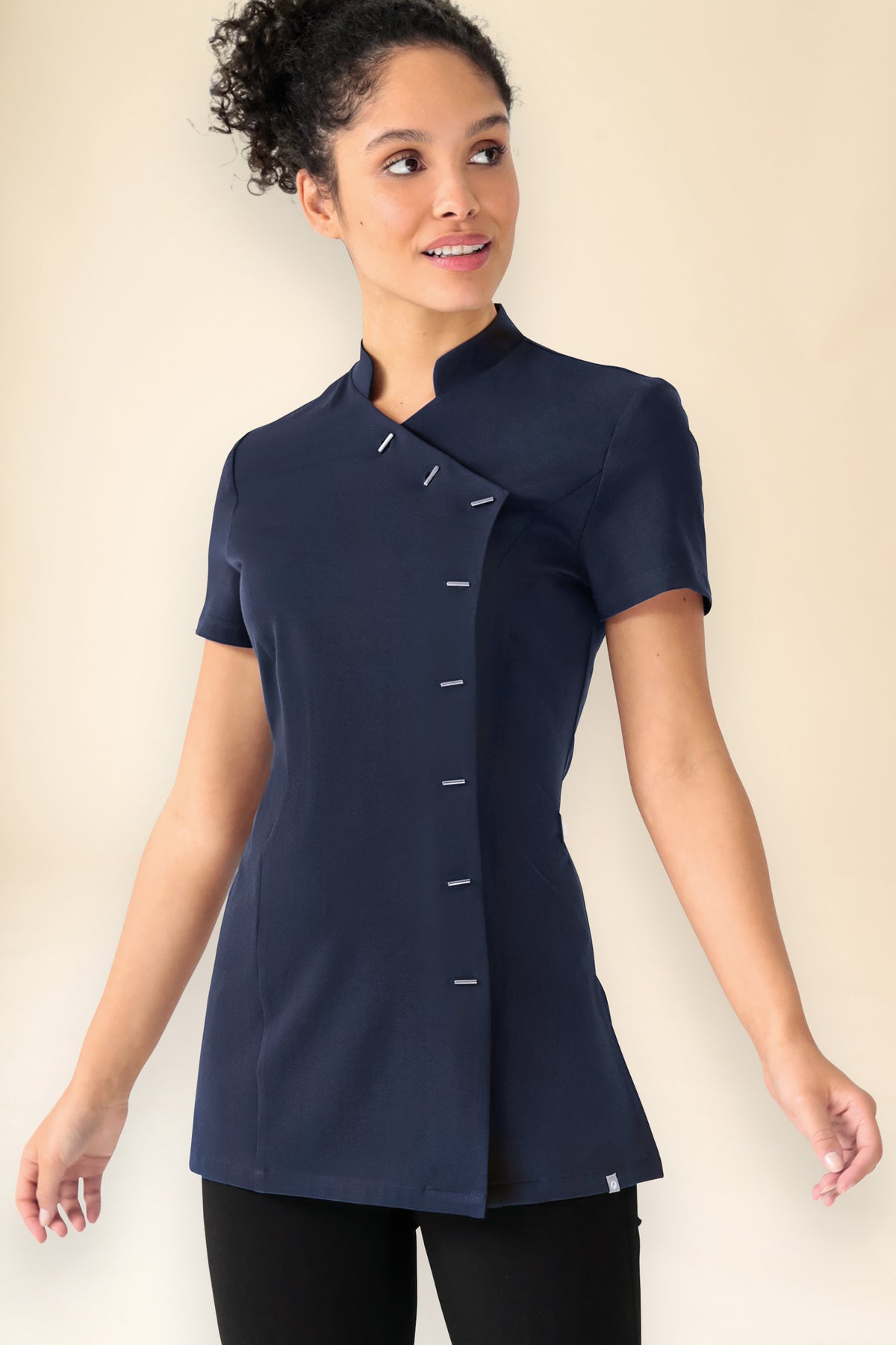 KAERE Kasack Damen - asymmetrische Knopfleiste navy, Vue de face Le mannequin mesure 176 cm et porte la taille S
