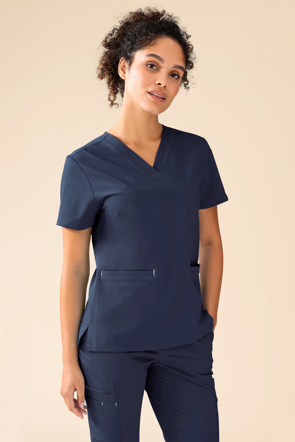 KAERE Schlupfkasack Damen - V-Ausschnitt navy, Vue de face Le mannequin mesure 176 cm et porte la taille S