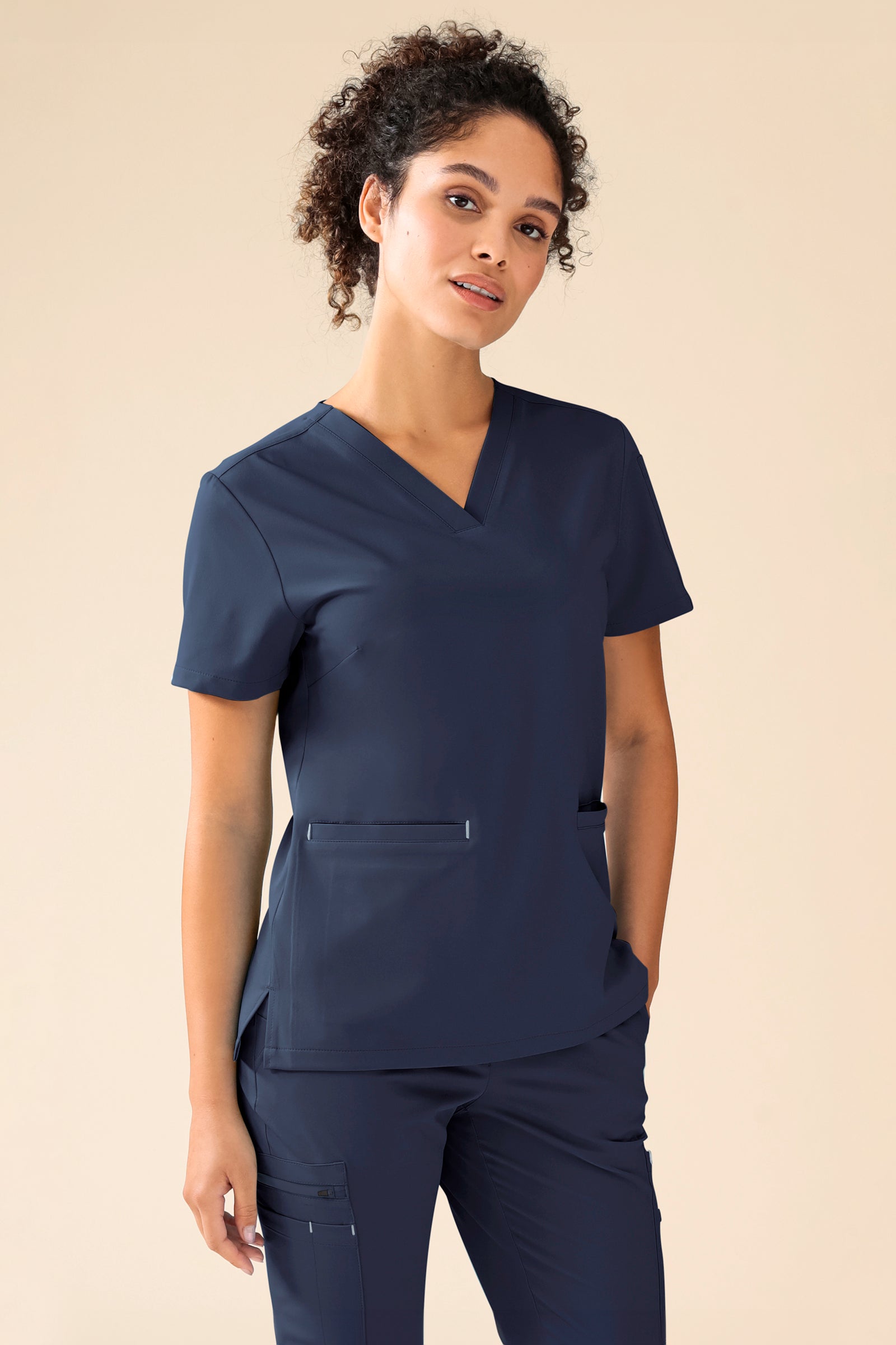 KAERE Schlupfkasack Damen - V-Ausschnitt navy, Vorderansicht Das Model ist 176 cm groß und trägt Grösse S