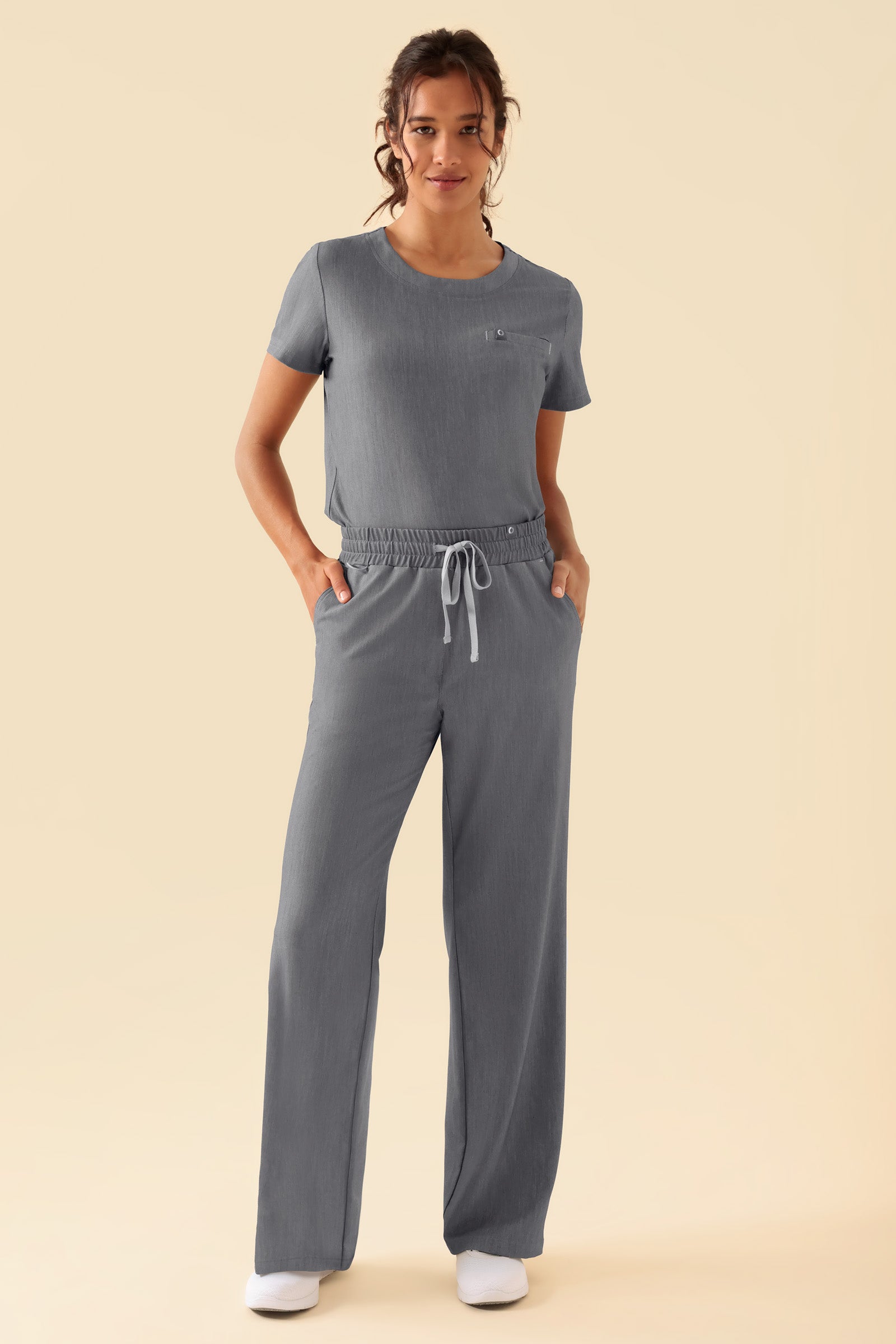 KAERE Shirt Damen - Rundhalsausschnitt grau melange, Vorderansicht Das Model ist 176 cm groß und trägt Grösse S