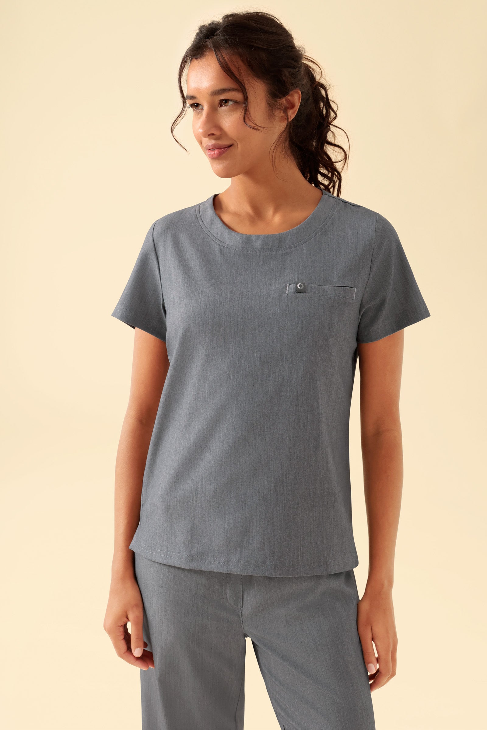 KAERE Shirt Damen - Rundhalsausschnitt grau melange, Vorderansicht Das Model ist 176 cm groß und trägt Grösse S