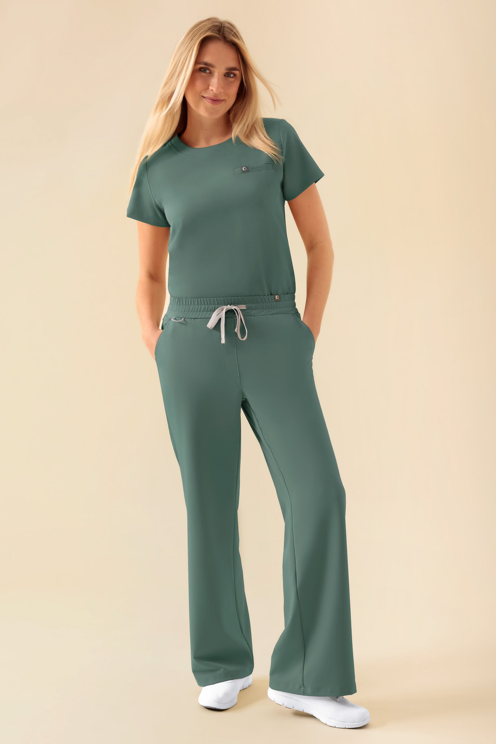 KAERE Hose Damen - weites Bein dunkelgrün, Vue de face Le mannequin mesure 177 cm et porte la taille S