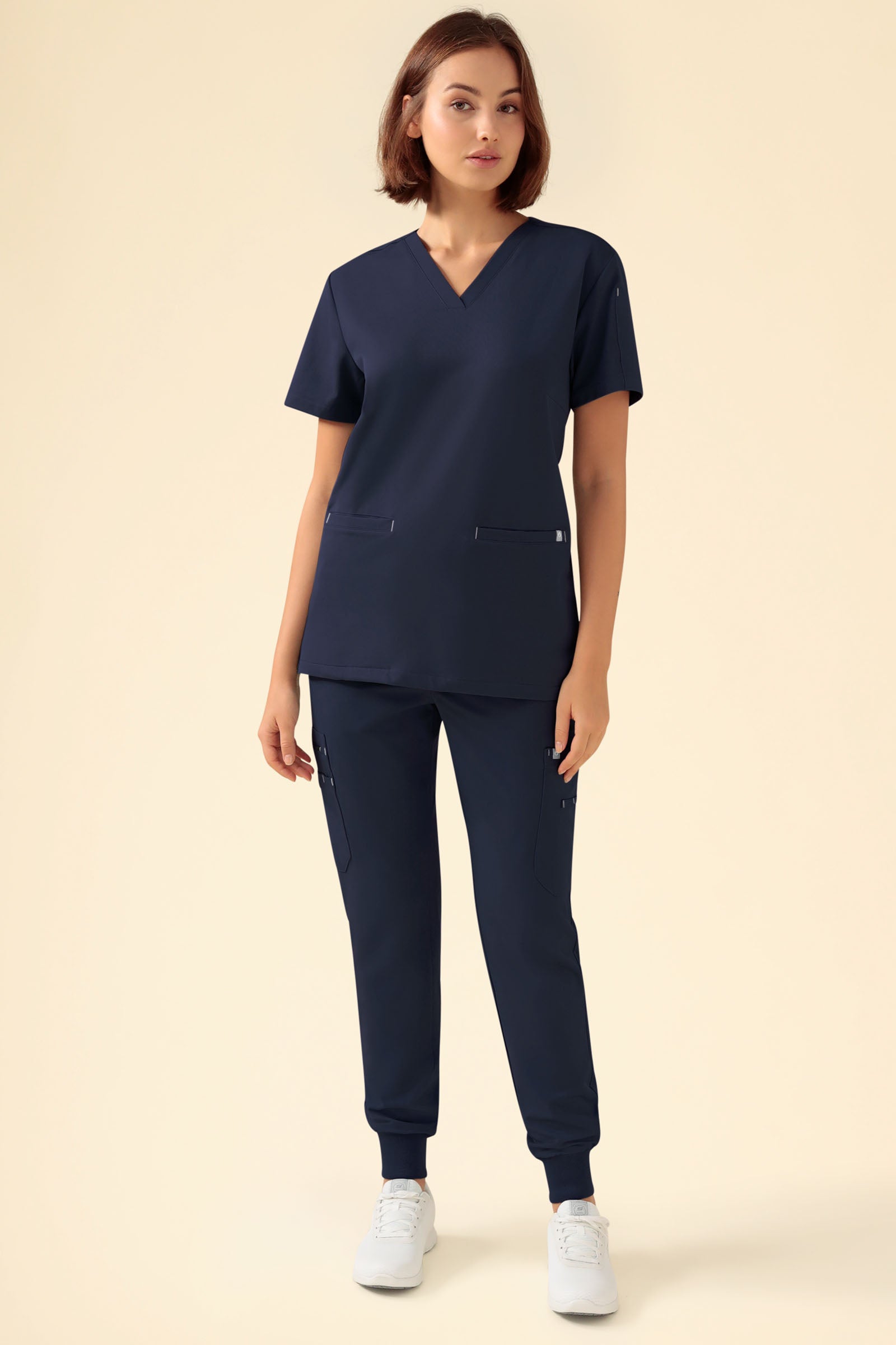 KAERE Hose Damen - Saumbündchen mit Beintaschen navy, Vorderansicht Das Model ist 177 cm groß und trägt Grösse S