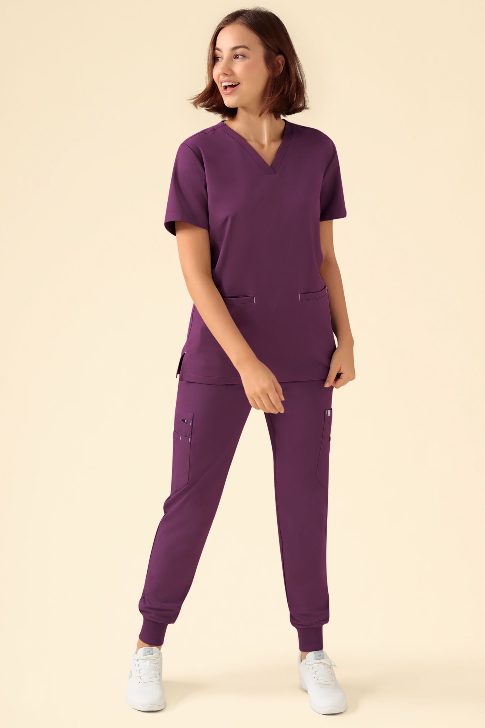 KAERE Hose Damen - Saumbündchen mit Beintaschen pflaume, Vorderansicht Das Model ist 177 cm groß und trägt Grösse S