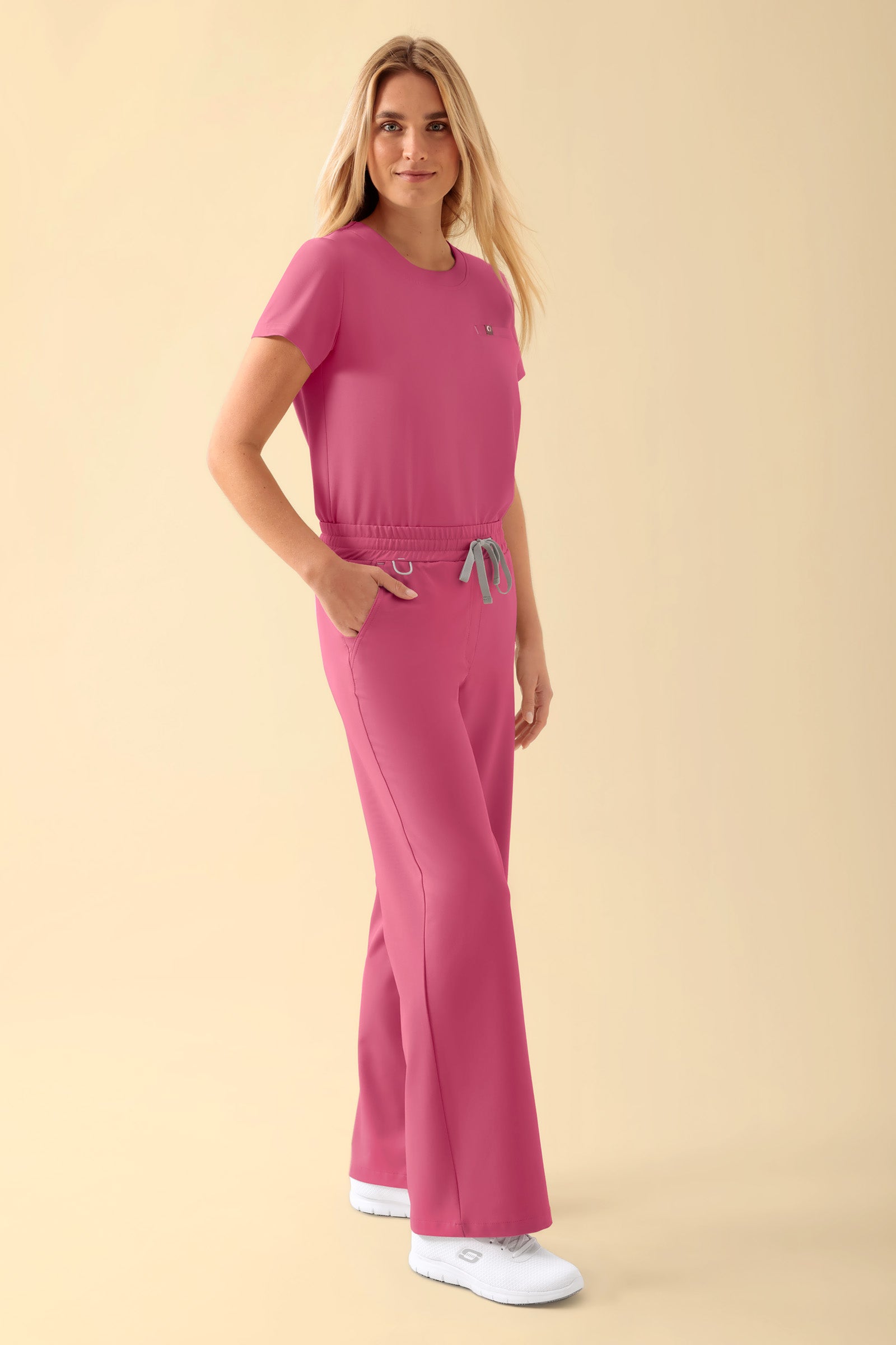 KAERE Hose Damen - weites Bein rosenholz, Vue de face Le mannequin mesure 177 cm et porte la taille S