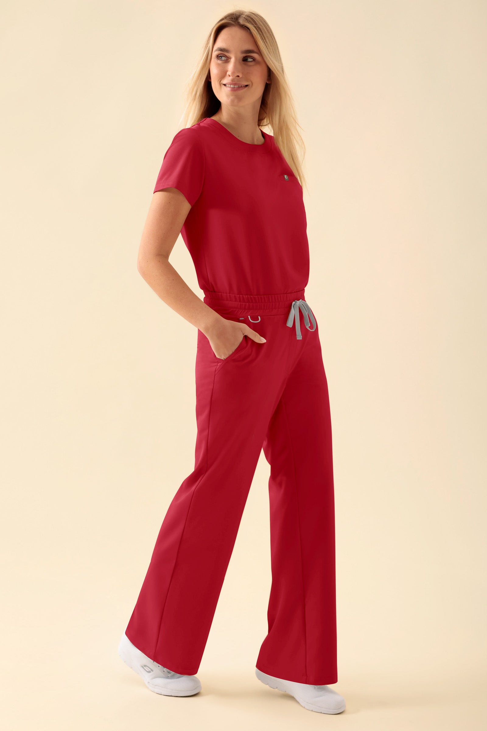KAERE Hose Damen - weites Bein rot, Vue de face Le mannequin mesure 177 cm et porte la taille S