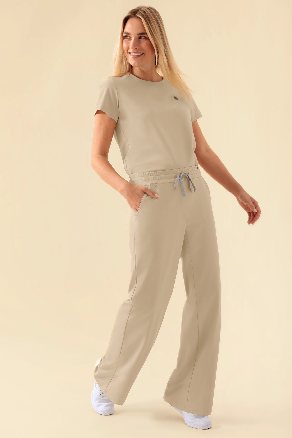 KAERE Hose Damen - weites Bein sand, Vorderansicht Das Model ist 177 cm groß und trägt Grösse S
