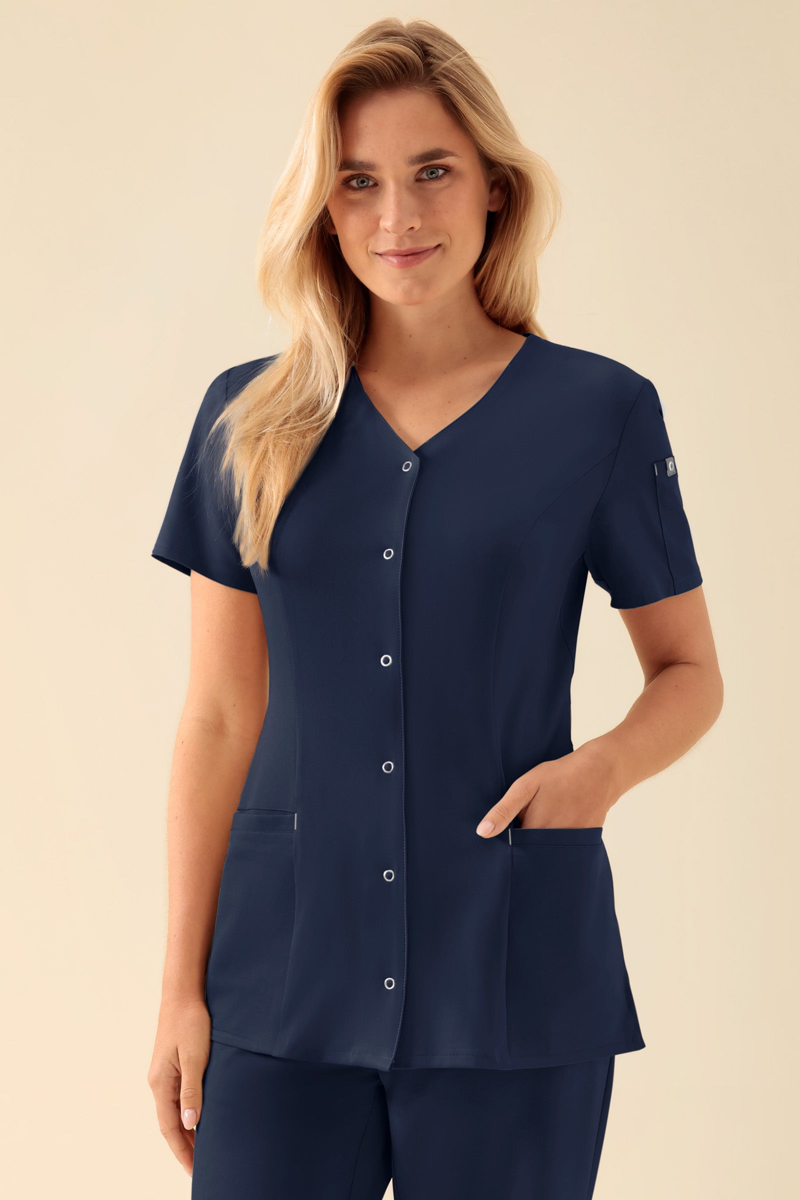 KAERE Kasack Damen - durchgeknöpft navy, Vorderansicht Das Model ist 177 cm groß und trägt Grösse S