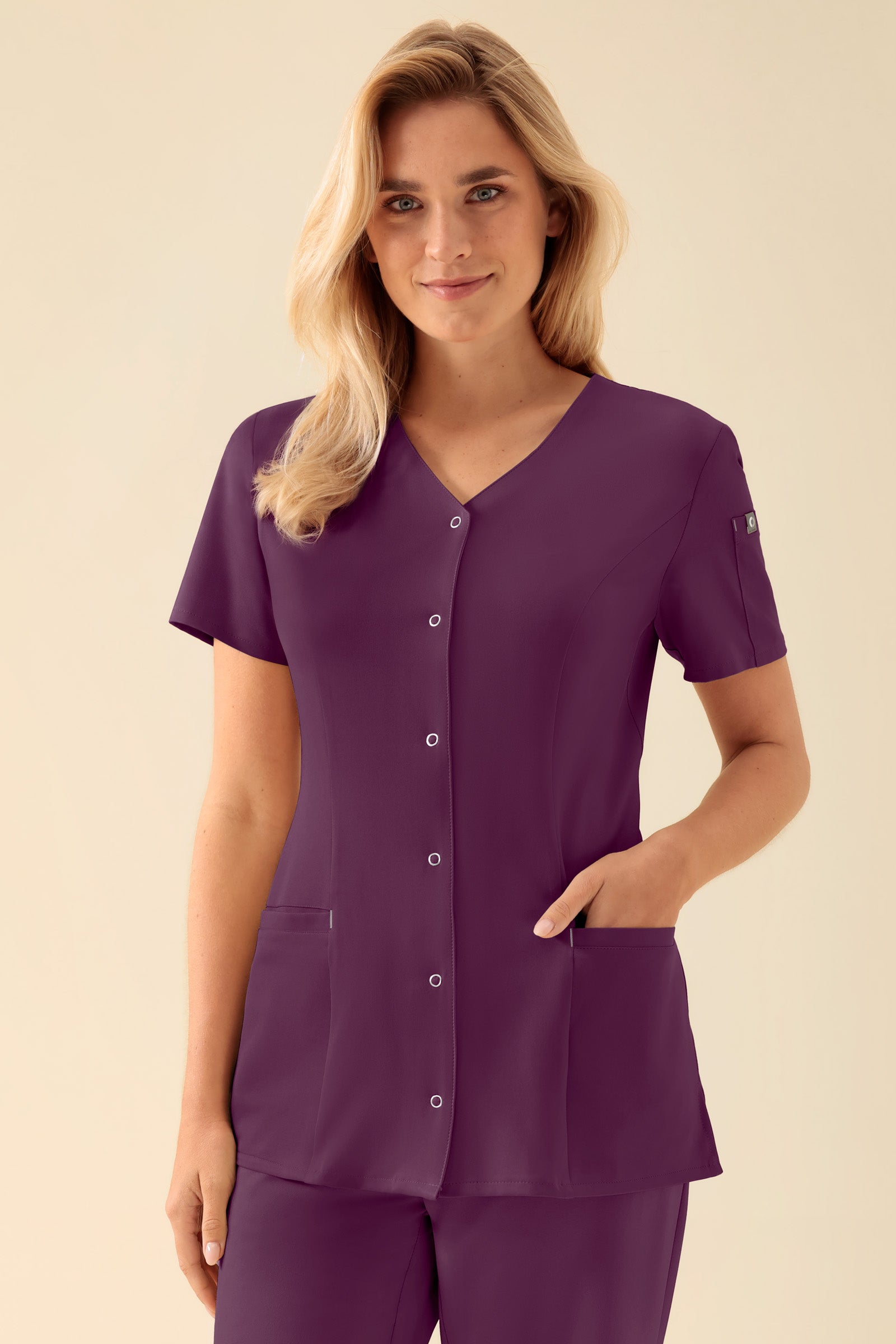 KAERE Kasack Damen - durchgeknöpft pflaume, Vue de face Le mannequin mesure 177 cm et porte la taille S