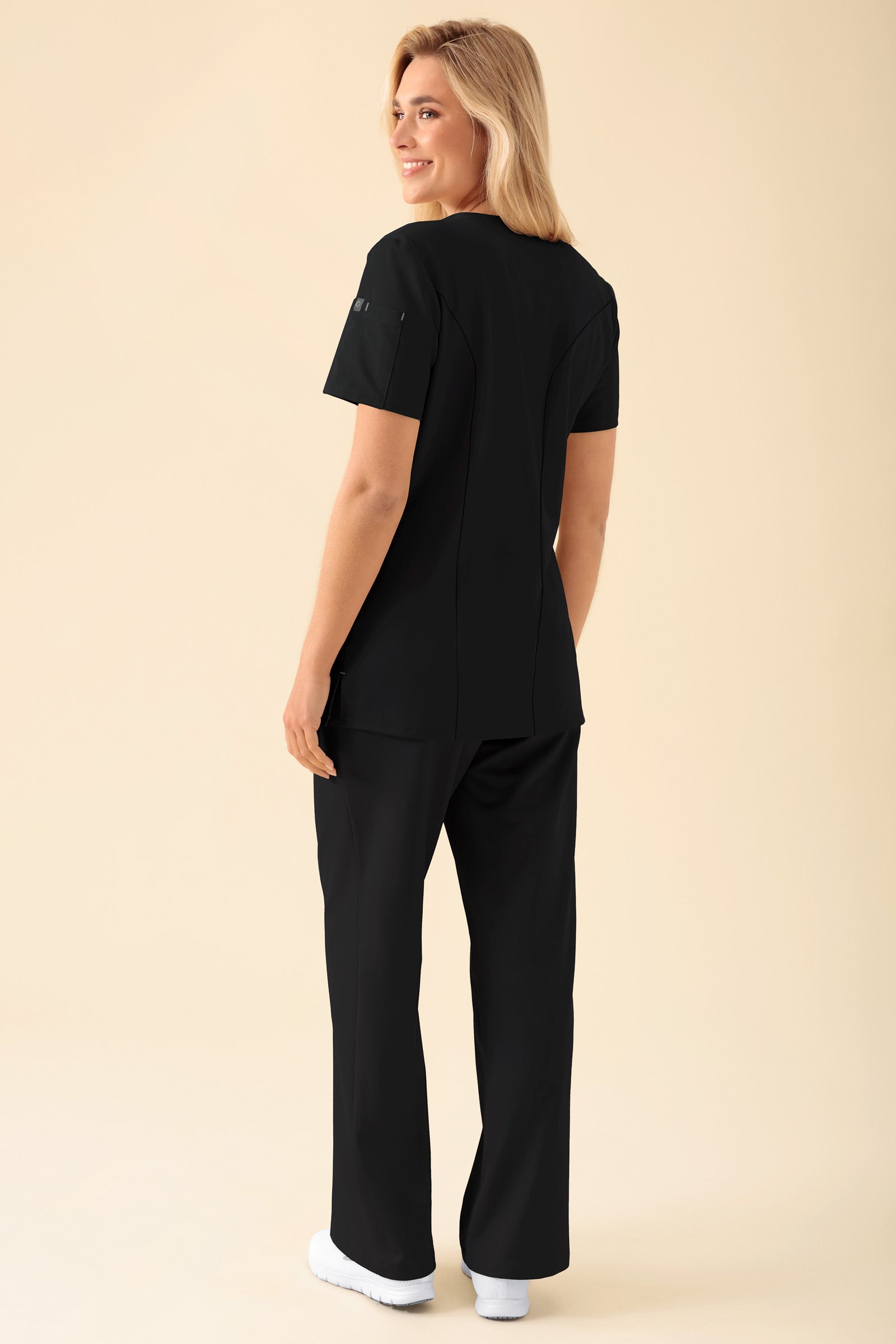 KAERE Kasack Damen - durchgeknöpft schwarz, Vue de face Le mannequin mesure 177 cm et porte la taille S