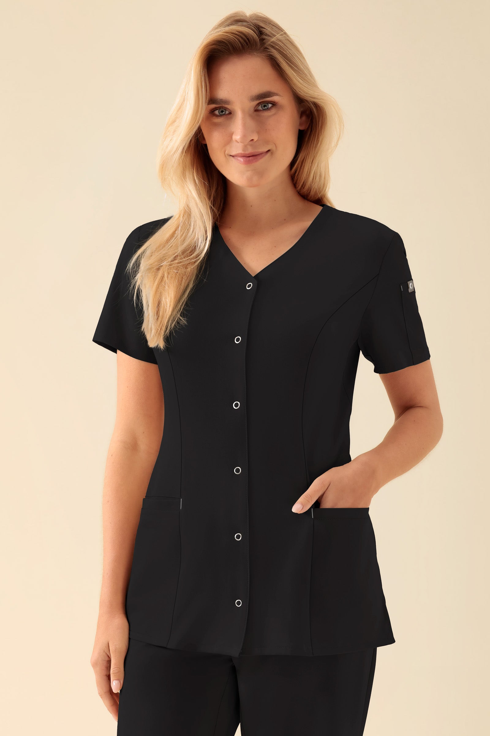 KAERE Kasack Damen - durchgeknöpft schwarz, Vue de face Le mannequin mesure 177 cm et porte la taille S