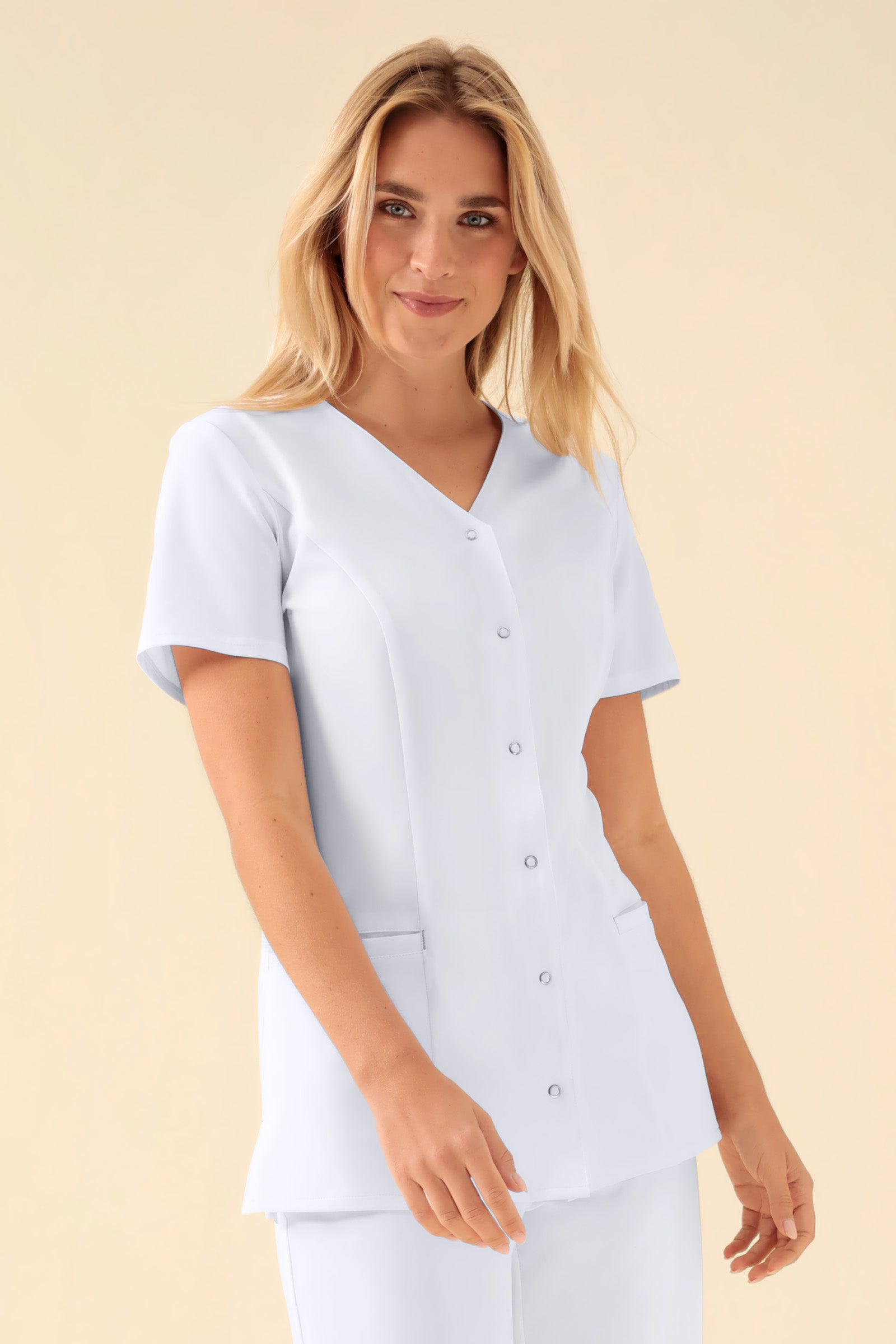 KAERE Kasack Damen - durchgeknöpft weiss, Vue de face Le mannequin mesure 177 cm et porte la taille S