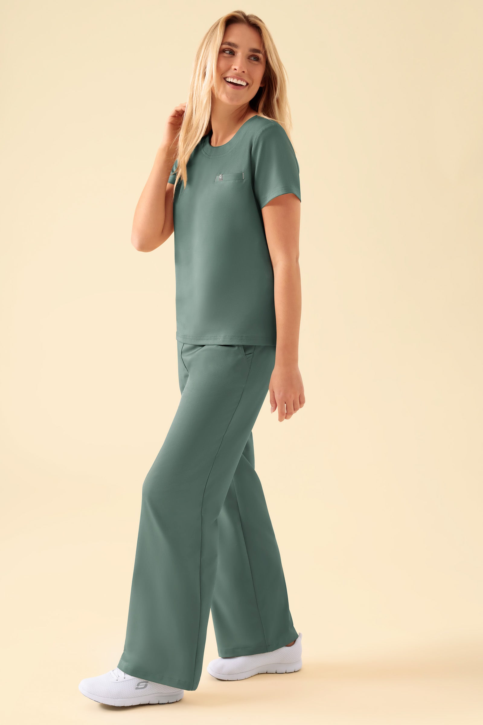 KAERE Shirt Damen - Rundhalsausschnitt dunkelgrün, Vorderansicht Das Model ist 177 cm groß und trägt Grösse S