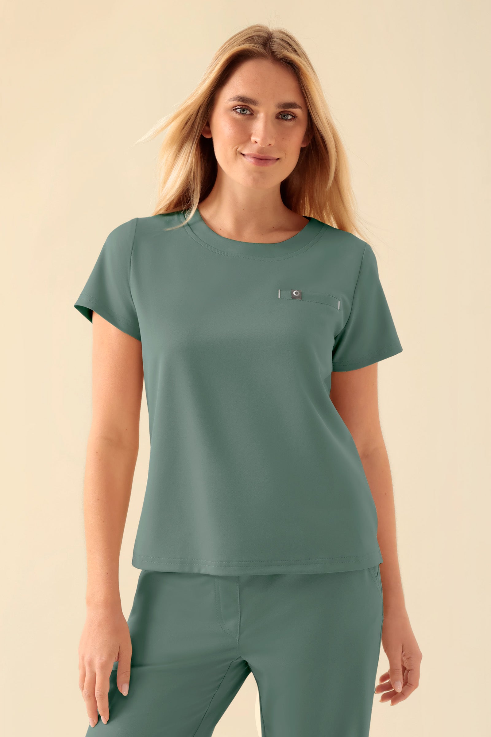 KAERE Shirt Damen - Rundhalsausschnitt dunkelgrün, Vue de face Le mannequin mesure 177 cm et porte la taille S