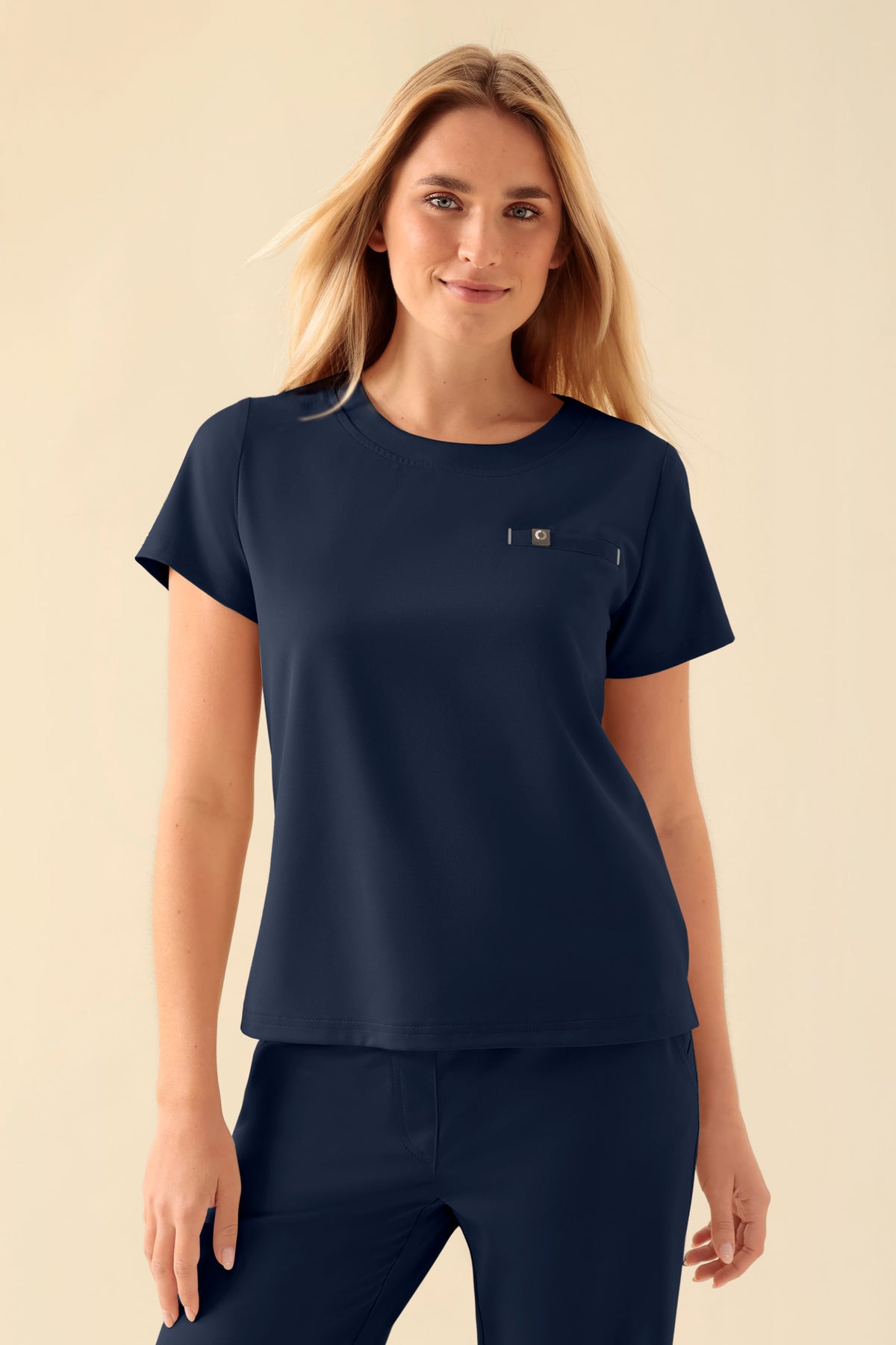 KAERE Shirt Damen - Rundhalsausschnitt navy, Vue de face Le mannequin mesure 177 cm et porte la taille S