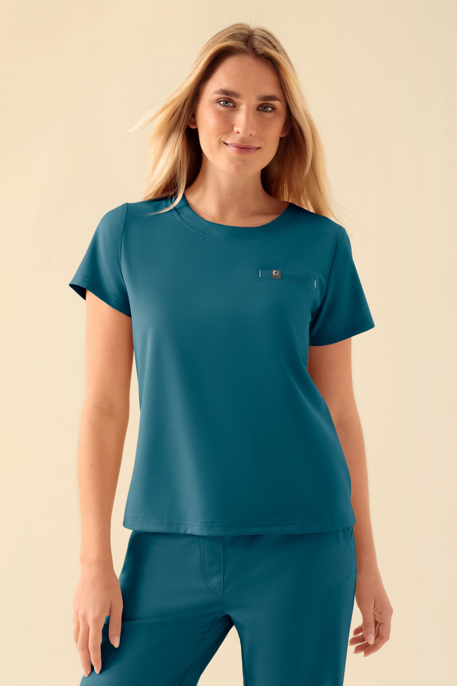 KAERE Shirt Damen - Rundhalsausschnitt petrol, Vue de face Le mannequin mesure 177 cm et porte la taille S