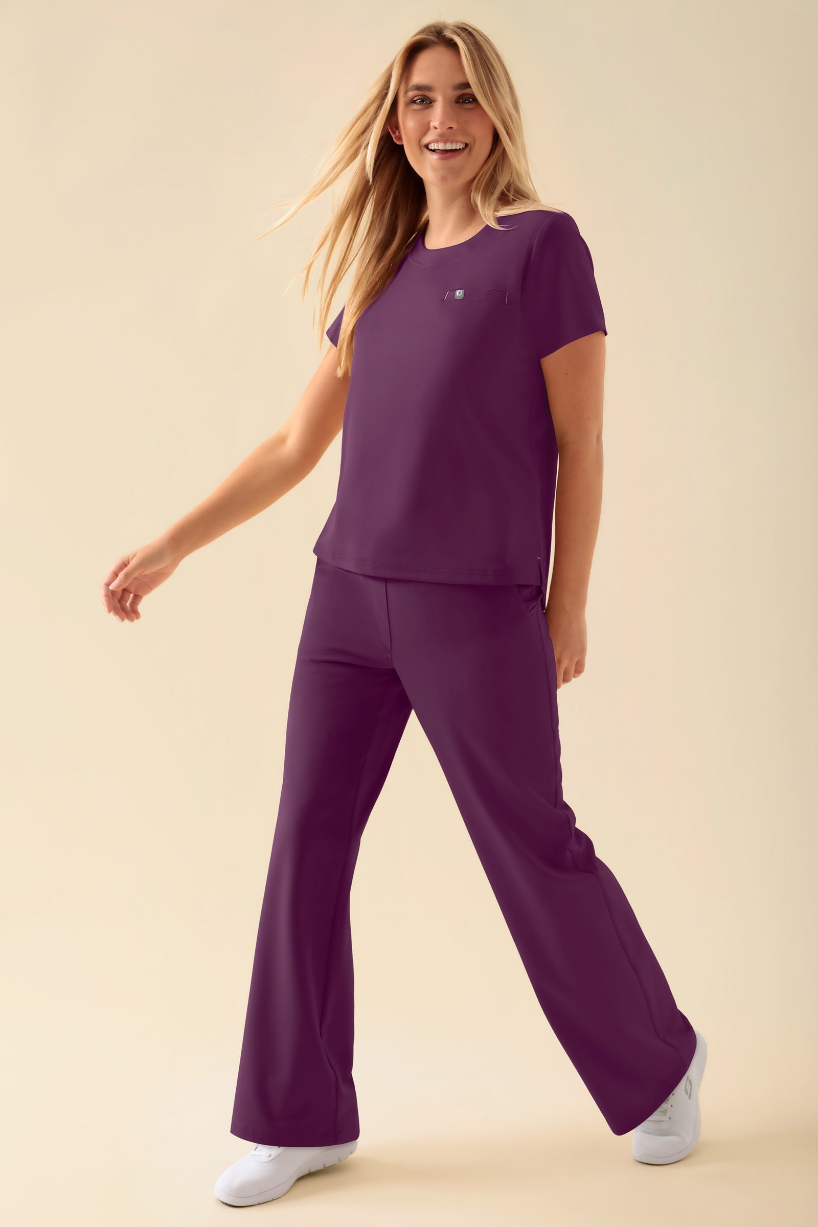 KAERE Shirt Damen - Rundhalsausschnitt pflaume, Vorderansicht Das Model ist 177 cm groß und trägt Grösse S