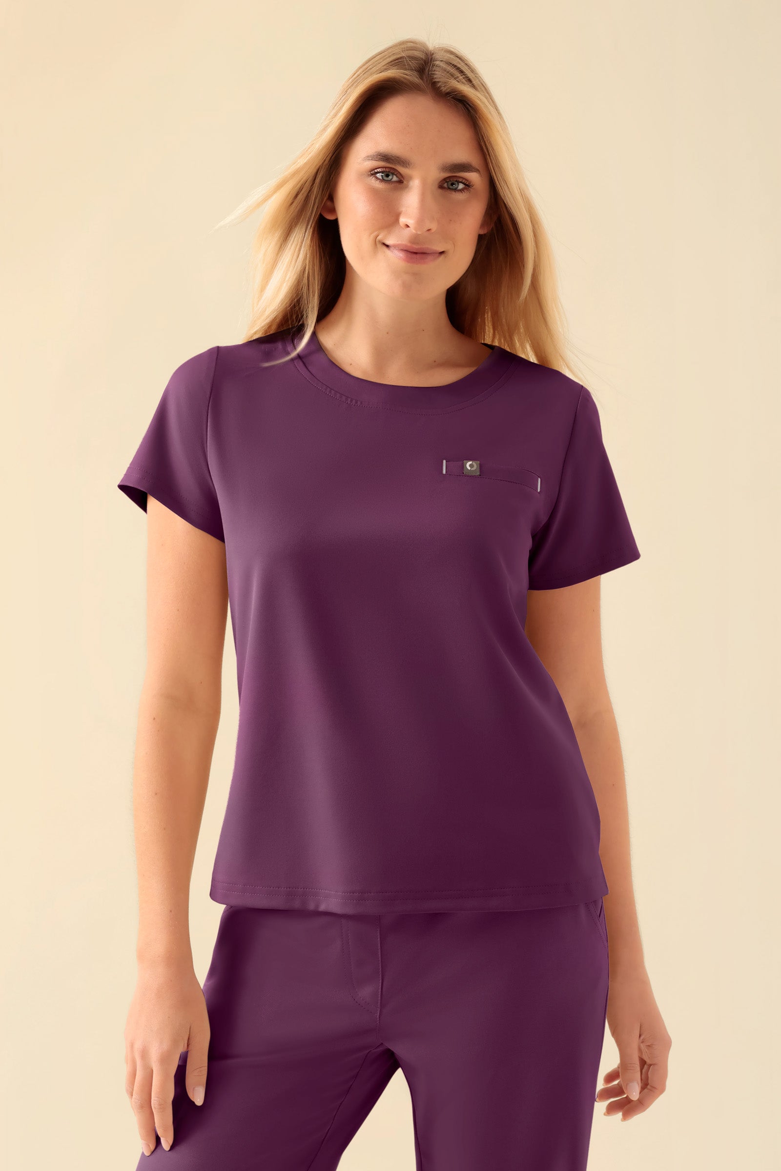 KAERE Shirt Damen - Rundhalsausschnitt pflaume, Vorderansicht Das Model ist 177 cm groß und trägt Grösse S