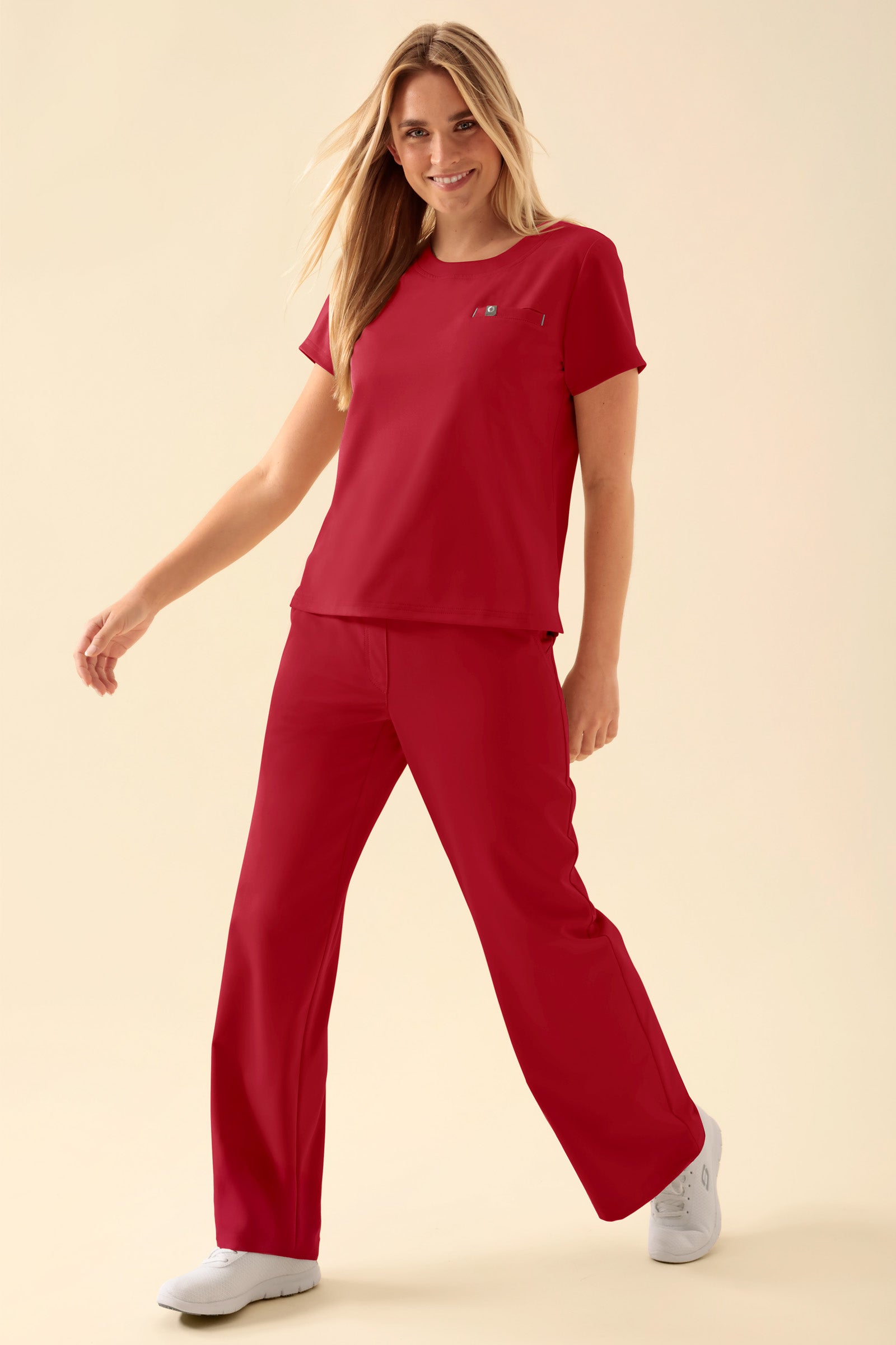 KAERE Shirt Damen - Rundhalsausschnitt rot, Vue de face Le mannequin mesure 177 cm et porte la taille S