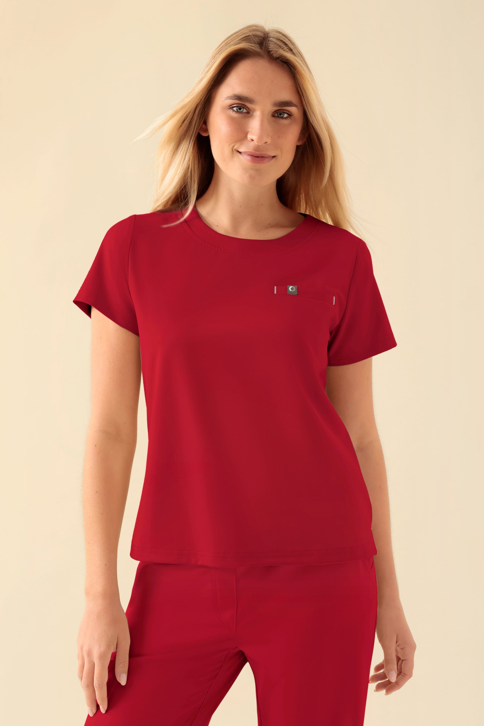 KAERE Shirt Damen - Rundhalsausschnitt rot, Vue de face Le mannequin mesure 177 cm et porte la taille S