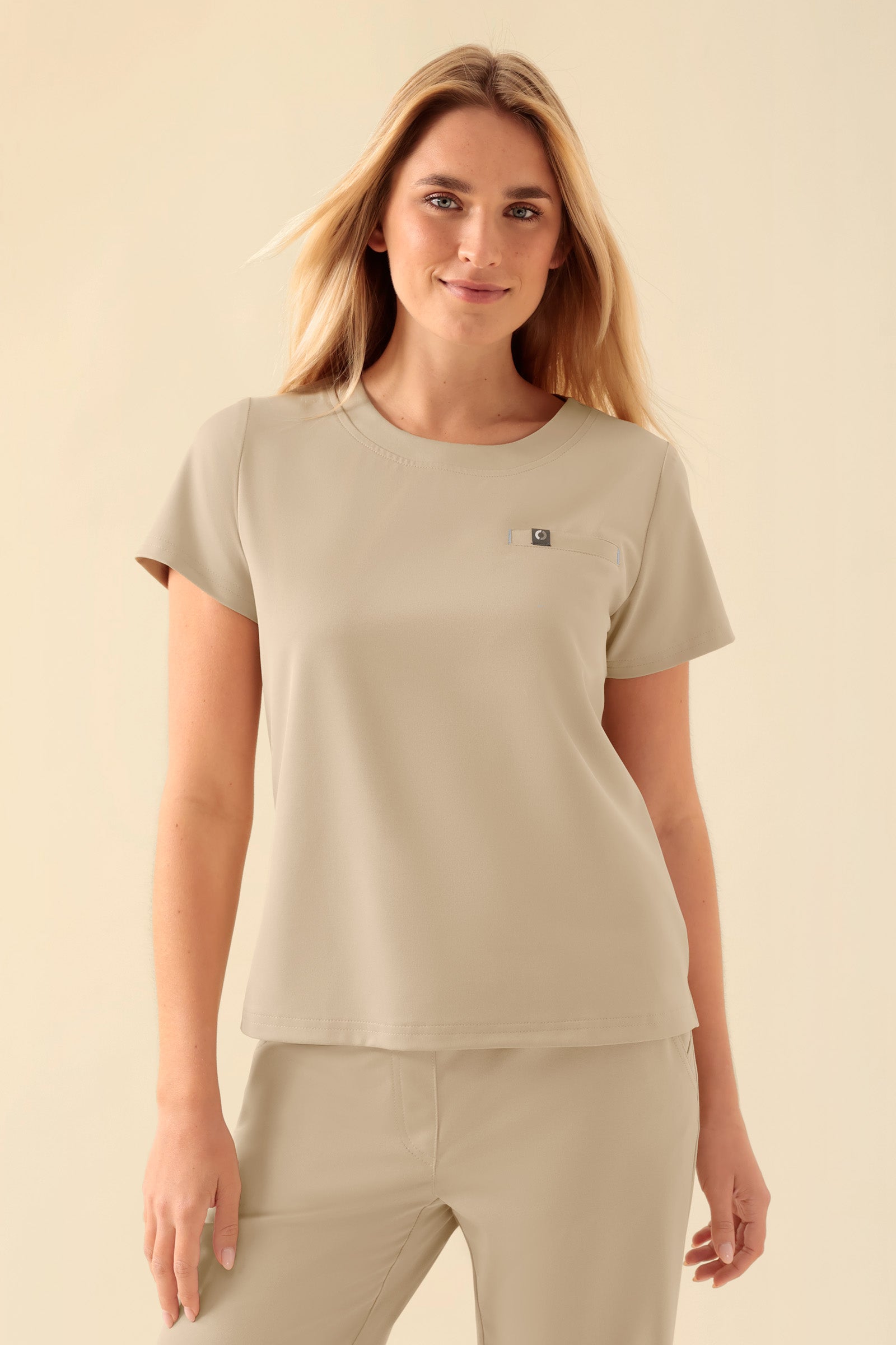 KAERE Shirt Damen - Rundhalsausschnitt sand, Vue de face Le mannequin mesure 177 cm et porte la taille S