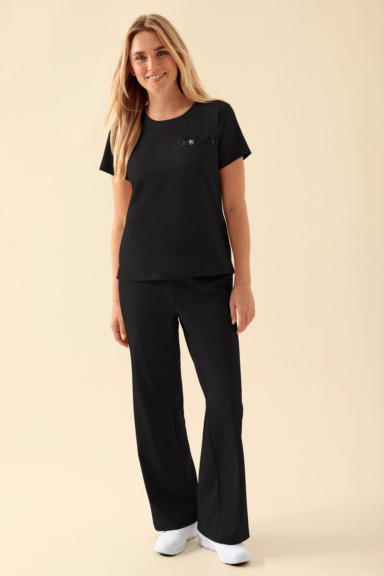 KAERE Shirt Damen - Rundhalsausschnitt schwarz, Vue de face Le mannequin mesure 177 cm et porte la taille S